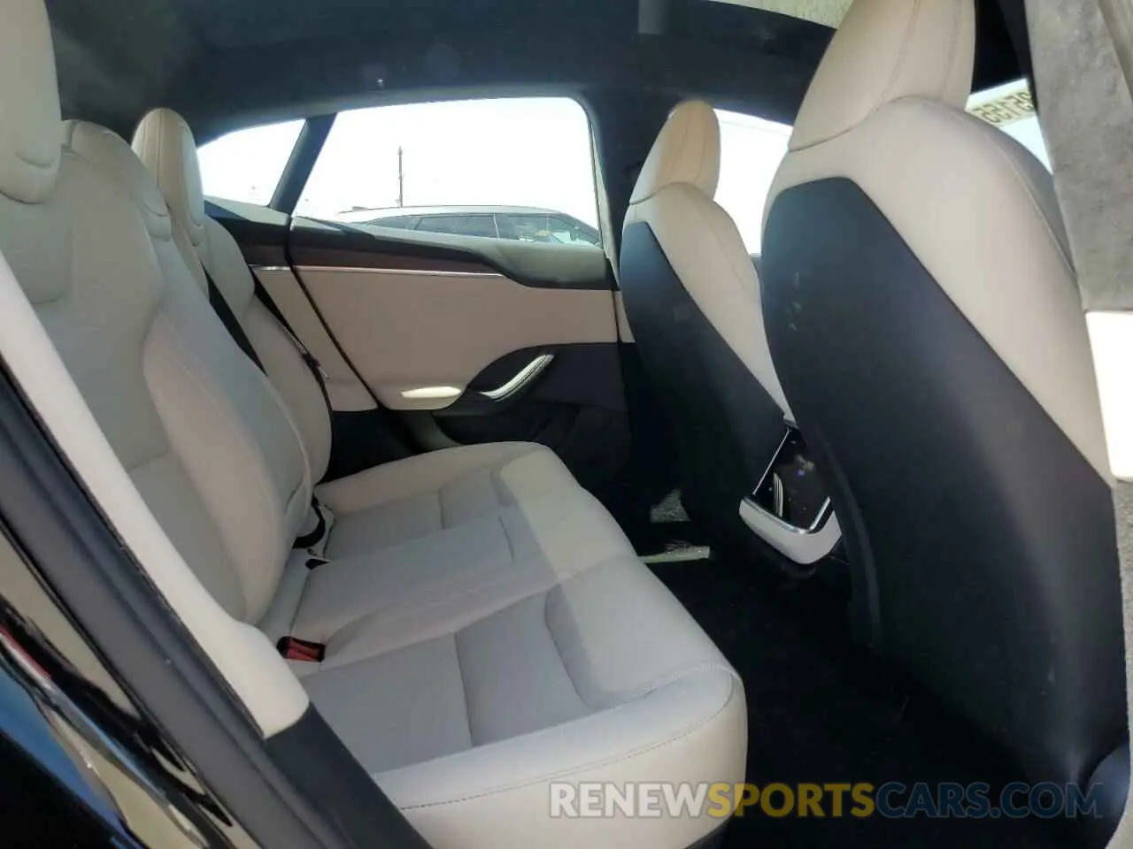 10 Photograph of a damaged car 5YJSA1E58NF463934 TESLA MODEL S 2022