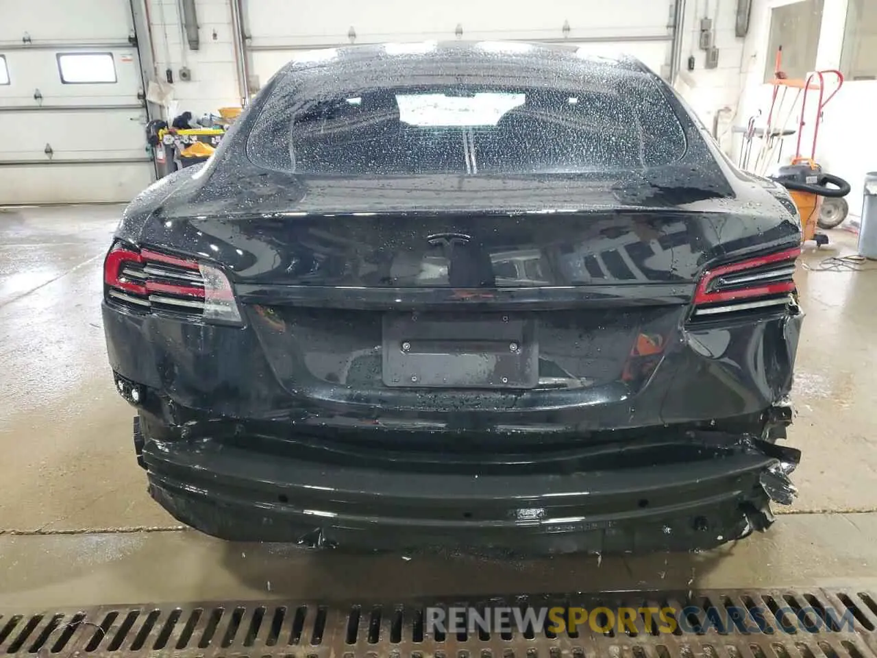 6 Photograph of a damaged car 5YJSA1E58NF478370 TESLA MODEL S 2022
