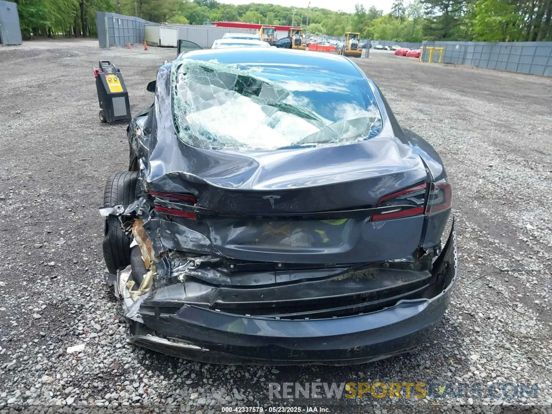 16 Photograph of a damaged car 5YJSA1E59NF469015 TESLA MODEL S 2022