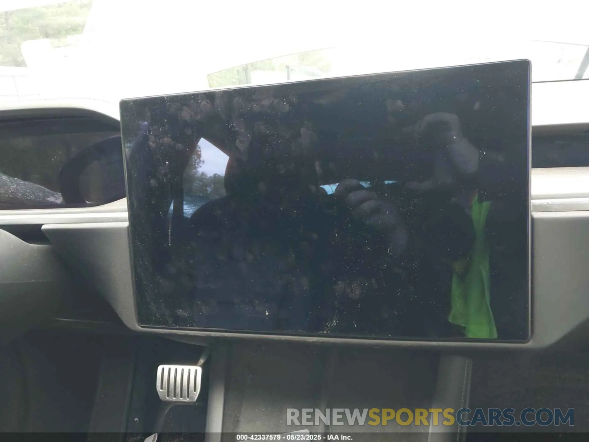 18 Photograph of a damaged car 5YJSA1E59NF469015 TESLA MODEL S 2022