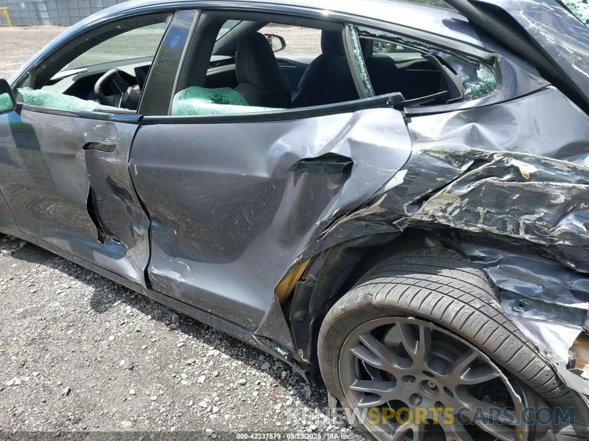 19 Photograph of a damaged car 5YJSA1E59NF469015 TESLA MODEL S 2022