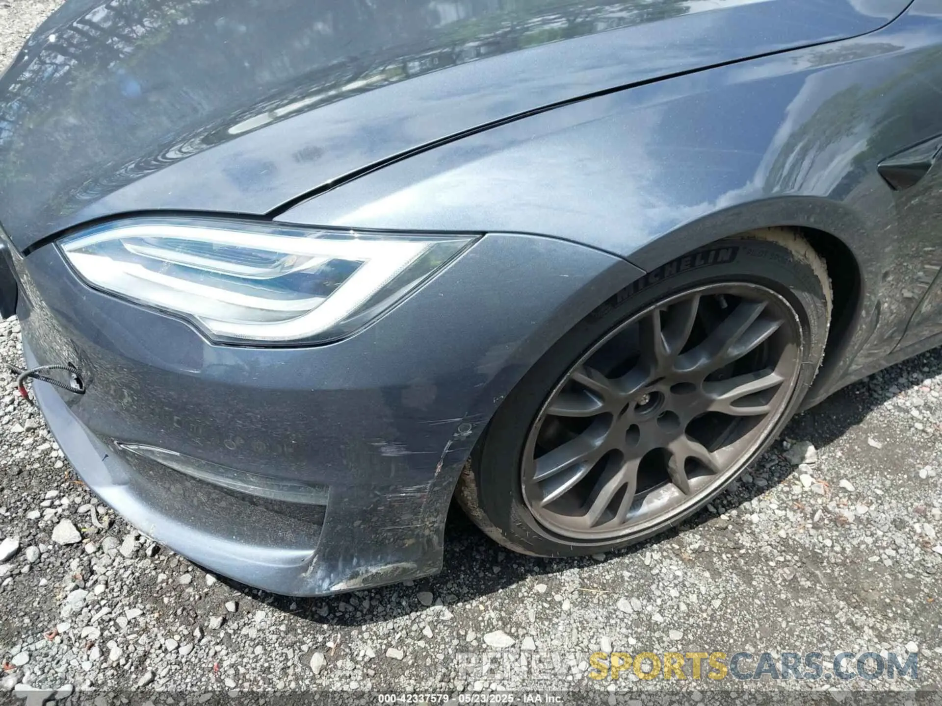 21 Photograph of a damaged car 5YJSA1E59NF469015 TESLA MODEL S 2022