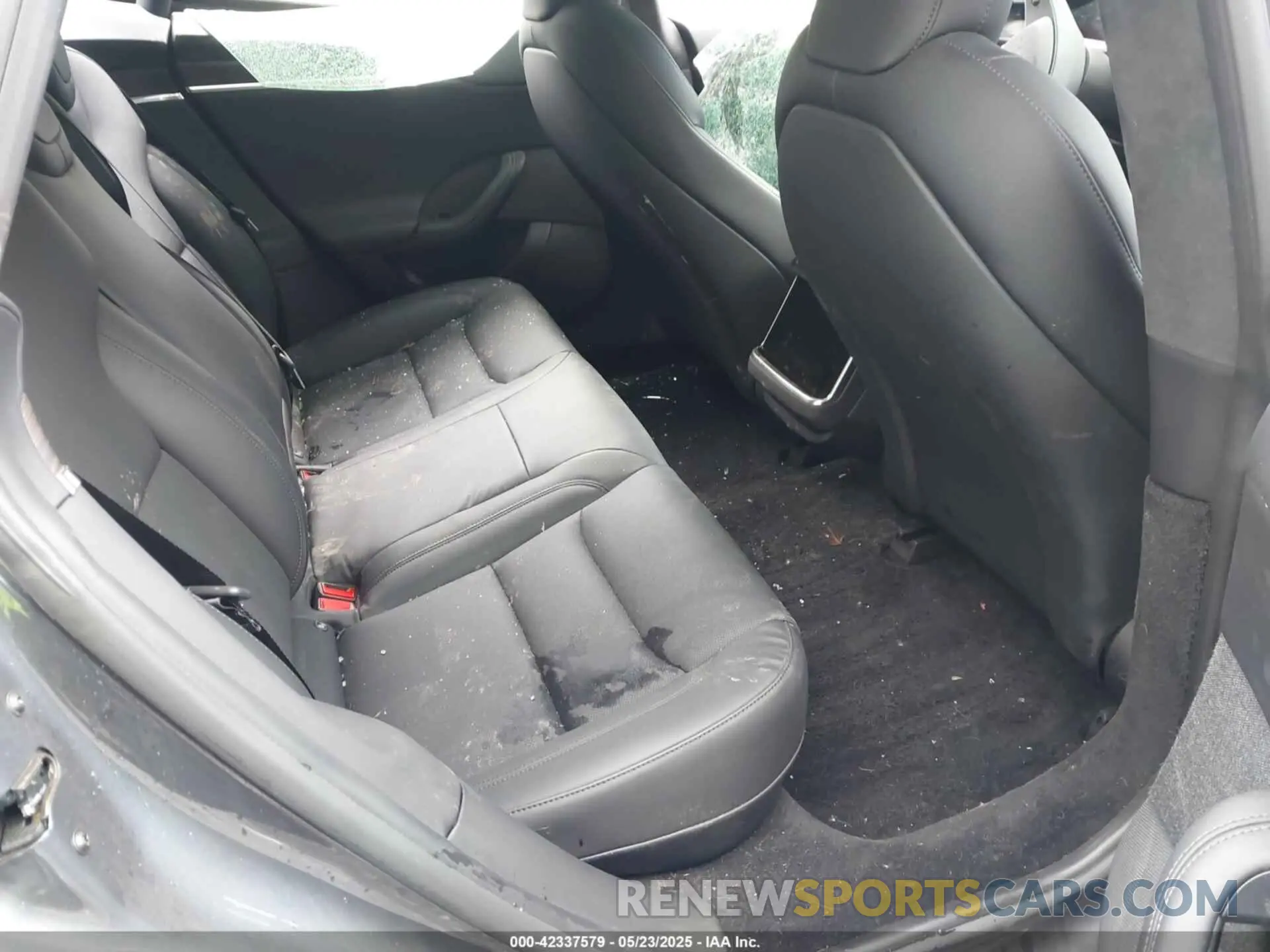 8 Photograph of a damaged car 5YJSA1E59NF469015 TESLA MODEL S 2022