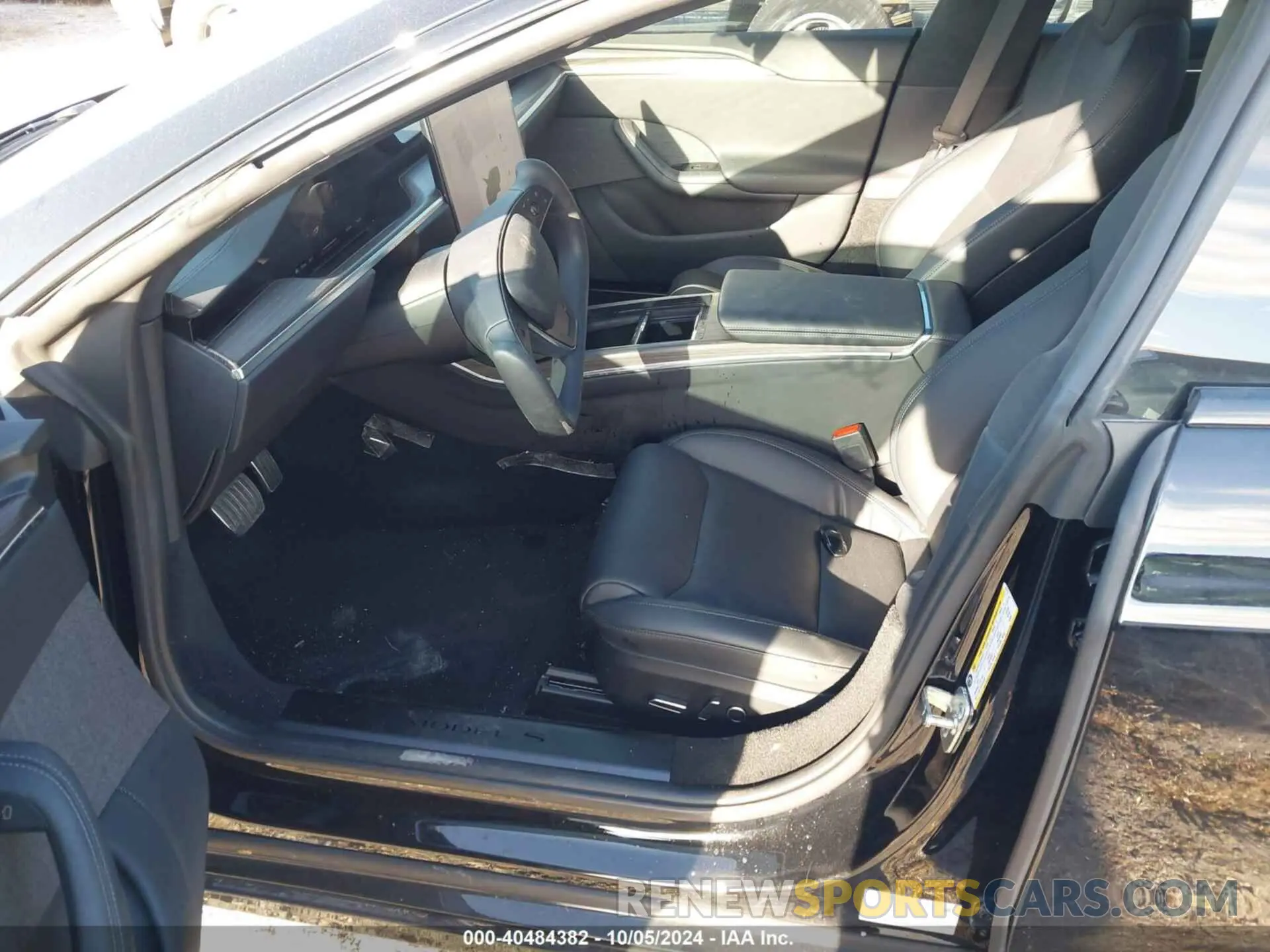 15 Photograph of a damaged car 5YJSA1E59NF477115 TESLA MODEL S 2022