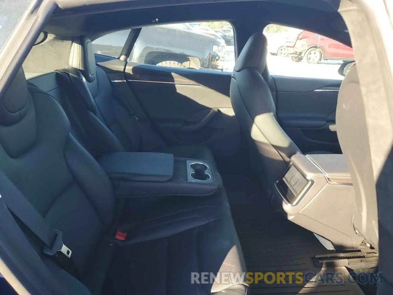 10 Photograph of a damaged car 5YJSA1E59NF493119 TESLA MODEL S 2022