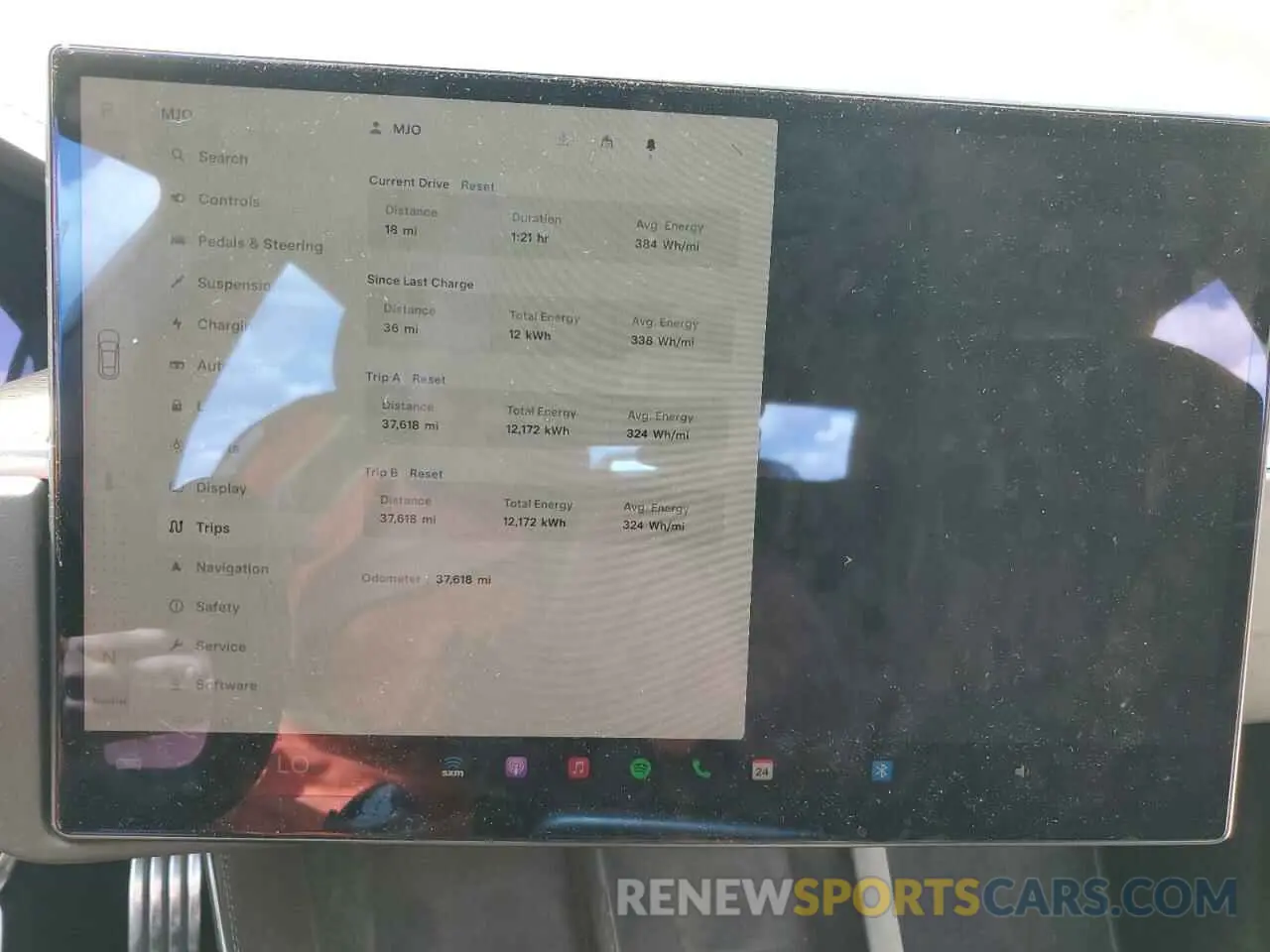 9 Photograph of a damaged car 5YJSA1E5XNF477673 TESLA MODEL S 2022