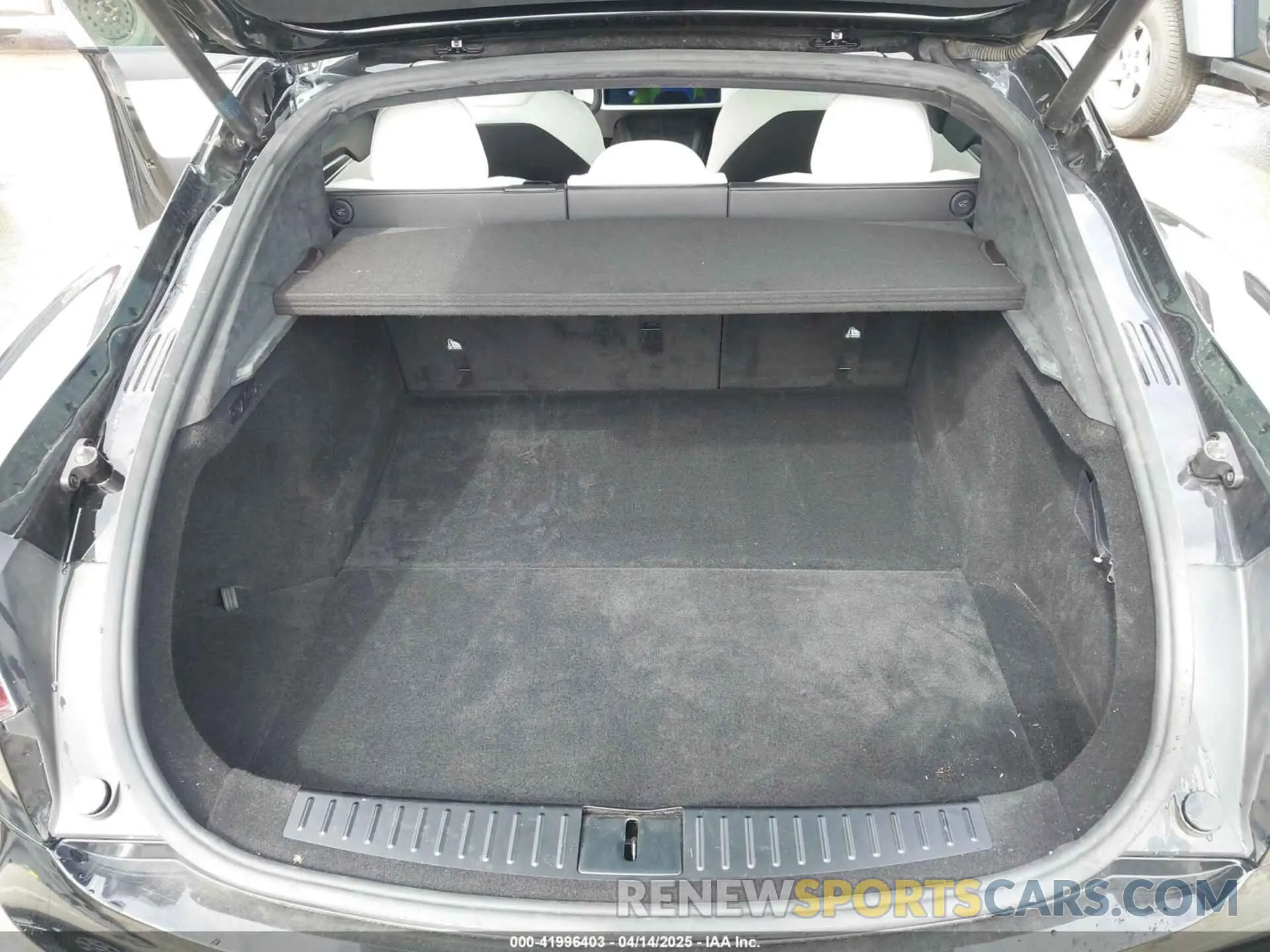 19 Photograph of a damaged car 5YJSA1E60NF460244 TESLA MODEL S 2022
