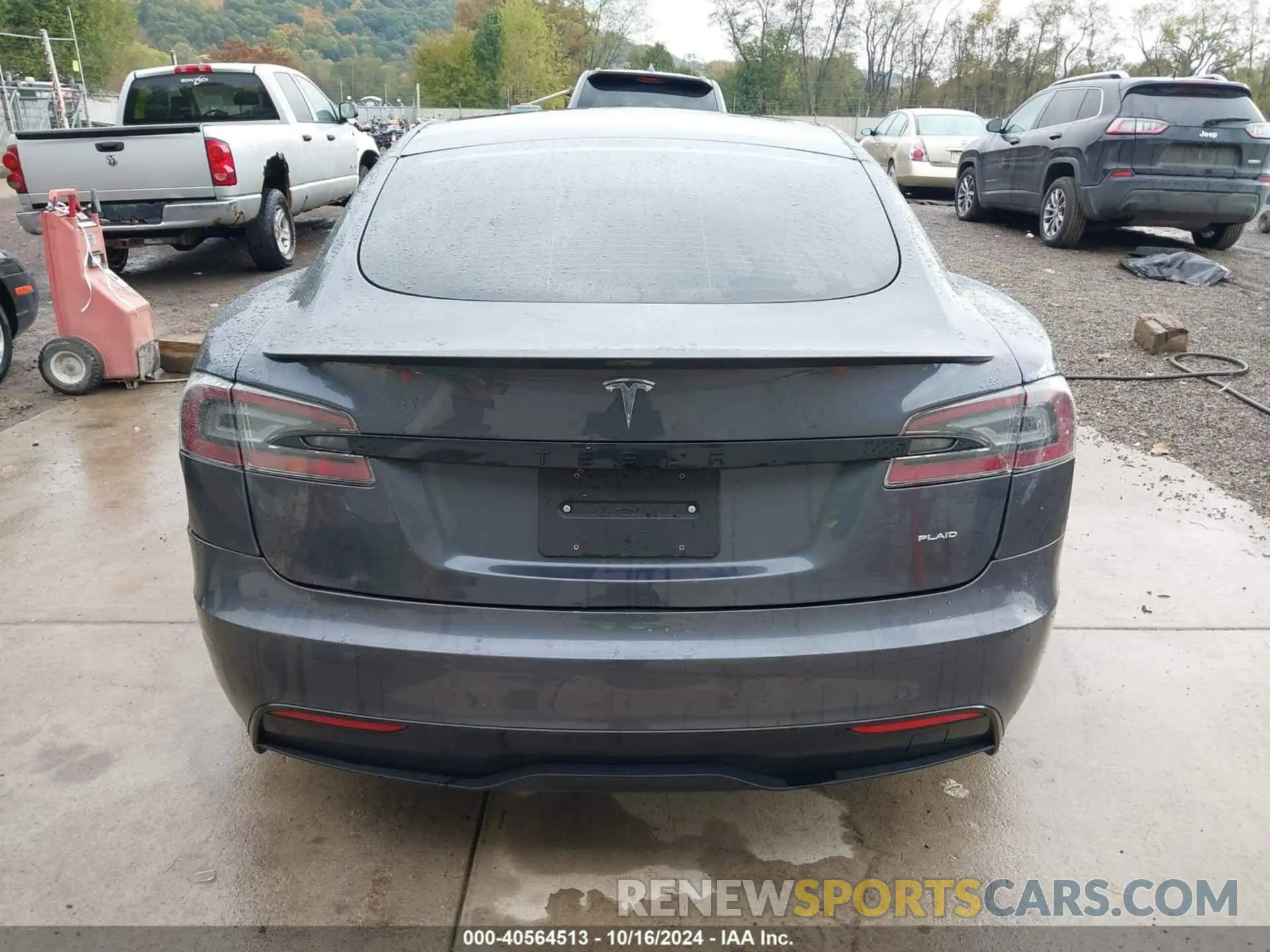 17 Photograph of a damaged car 5YJSA1E60NF461717 TESLA MODEL S 2022