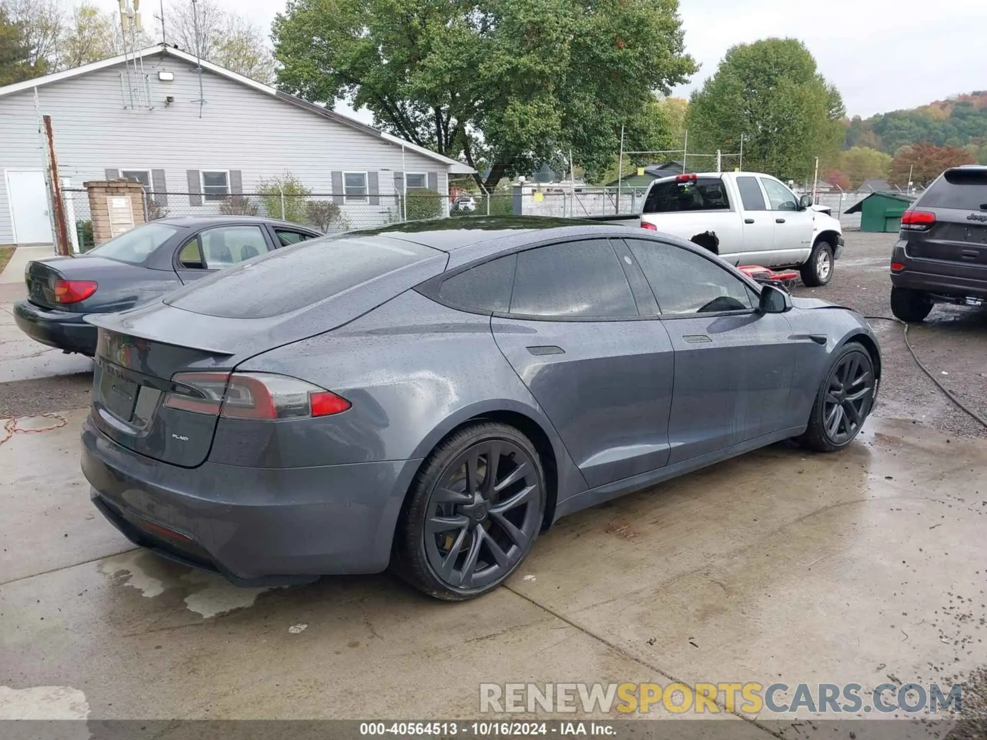 4 Photograph of a damaged car 5YJSA1E60NF461717 TESLA MODEL S 2022