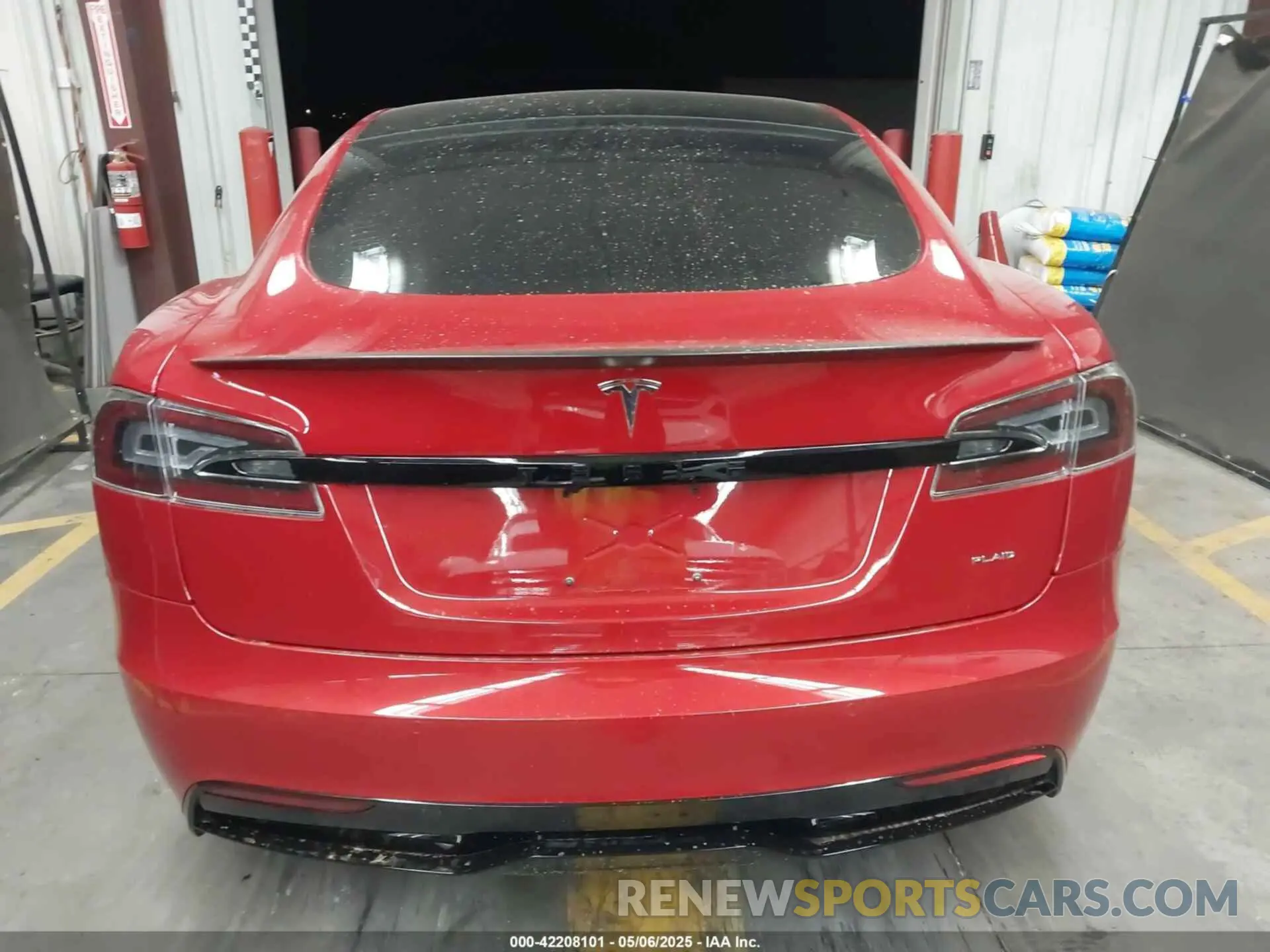 15 Photograph of a damaged car 5YJSA1E61NF471785 TESLA MODEL S 2022