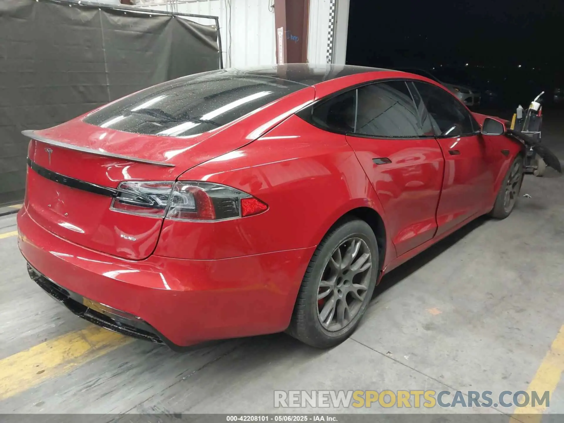 4 Photograph of a damaged car 5YJSA1E61NF471785 TESLA MODEL S 2022