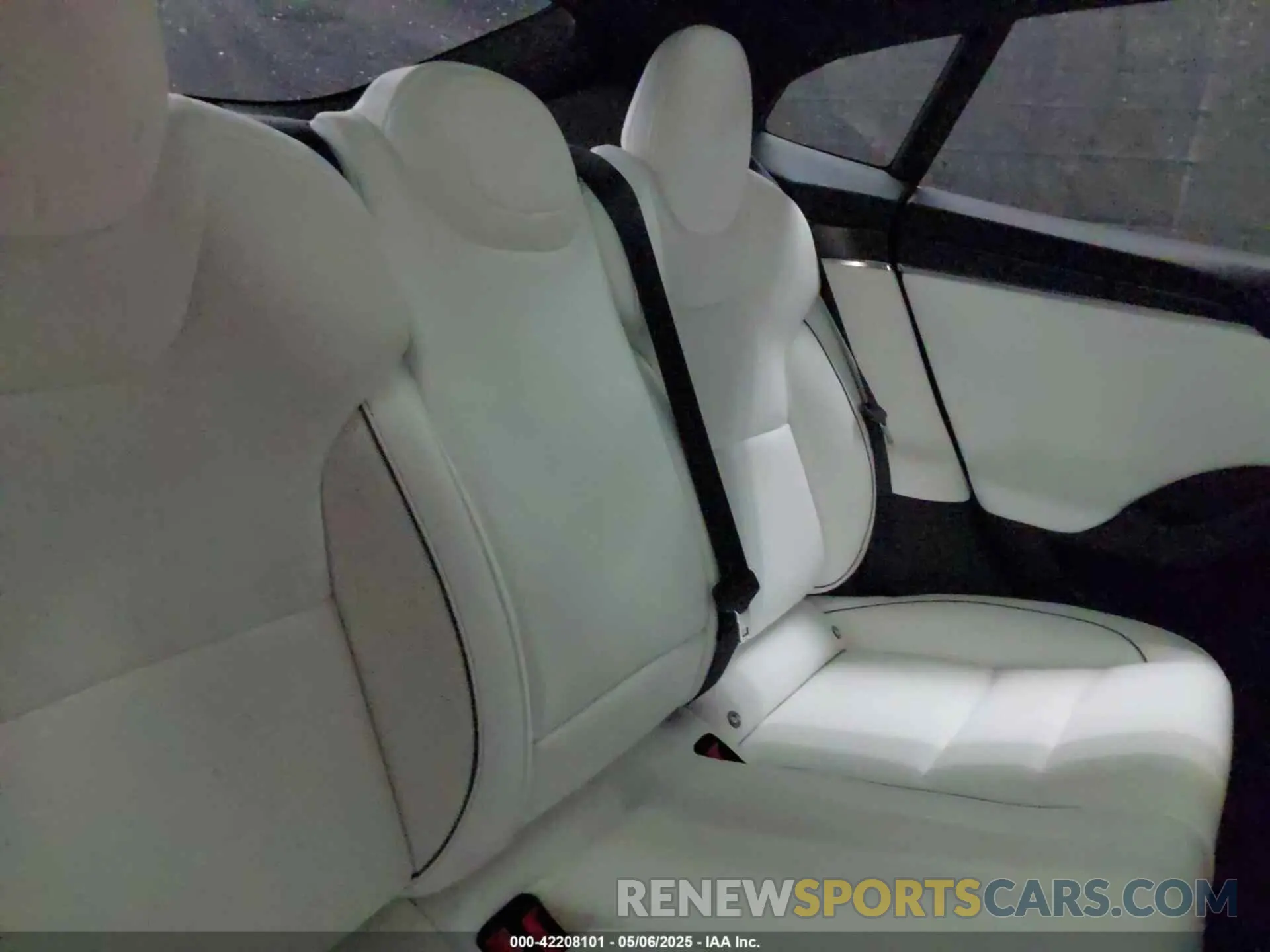 8 Photograph of a damaged car 5YJSA1E61NF471785 TESLA MODEL S 2022
