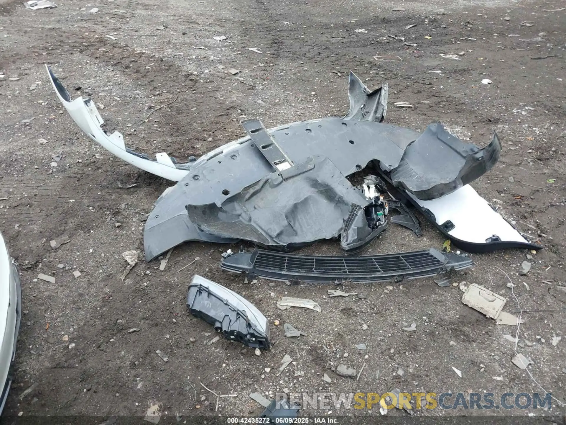 11 Photograph of a damaged car 5YJSA1E62NF487719 TESLA MODEL S 2022