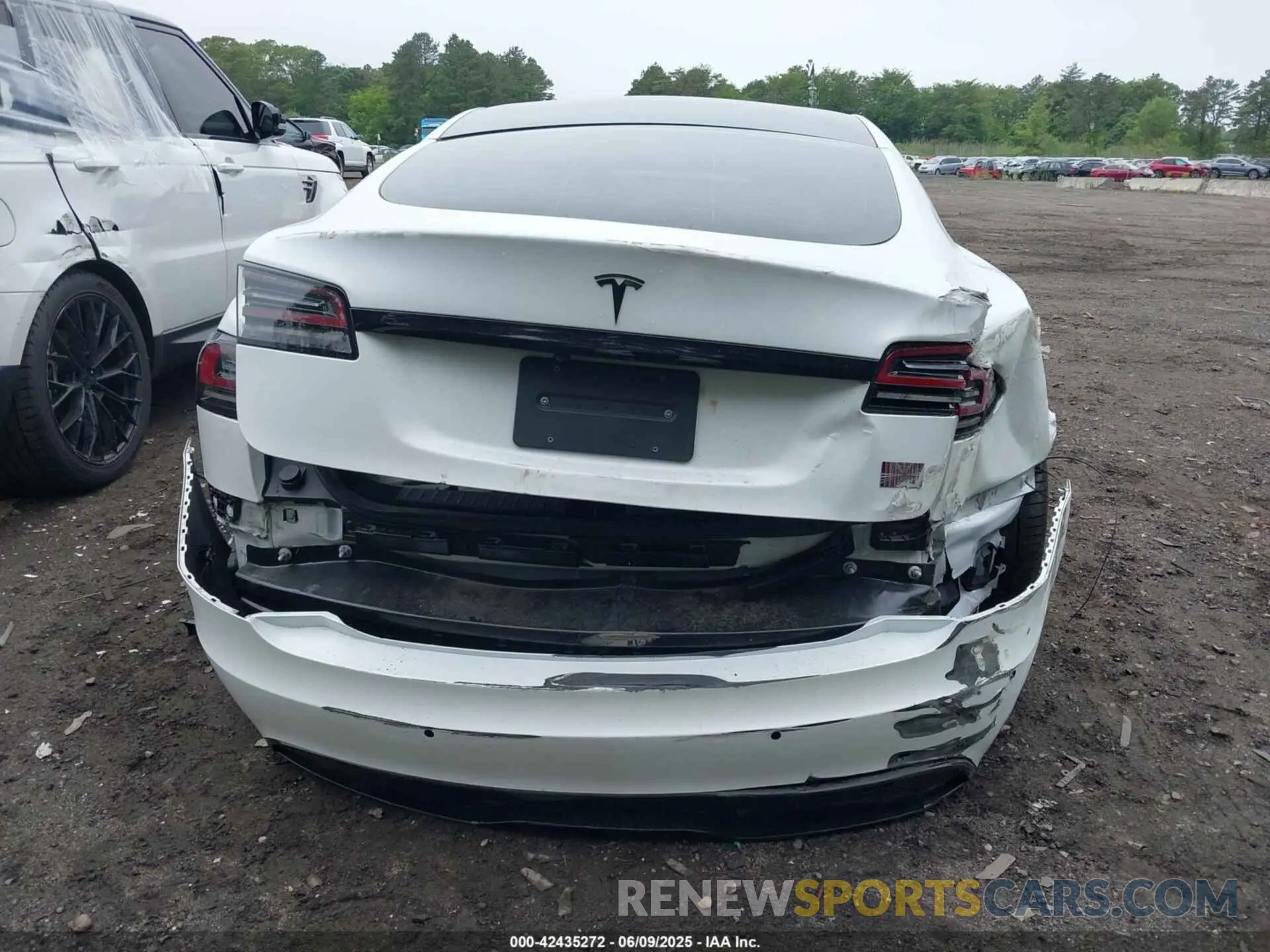 16 Photograph of a damaged car 5YJSA1E62NF487719 TESLA MODEL S 2022