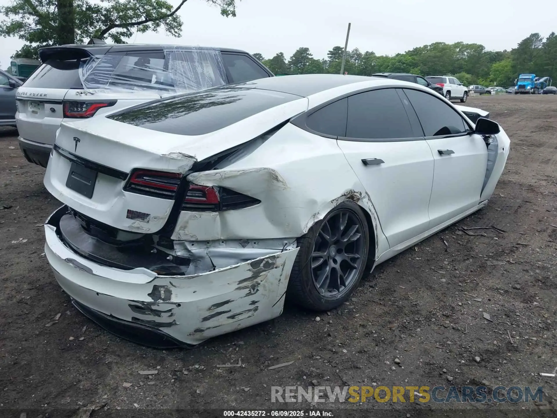 4 Photograph of a damaged car 5YJSA1E62NF487719 TESLA MODEL S 2022