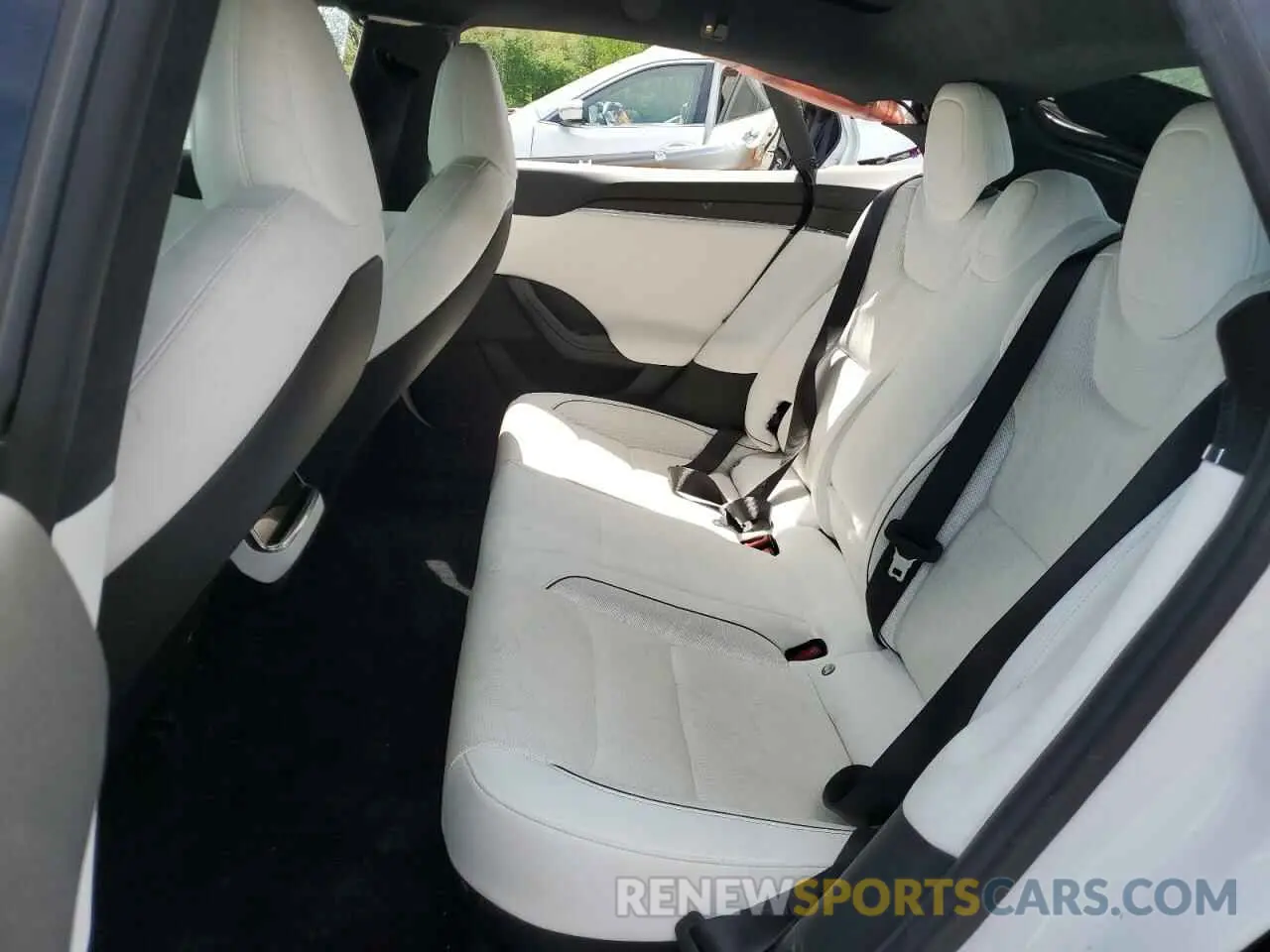 10 Photograph of a damaged car 5YJSA1E63NF460643 TESLA MODEL S 2022