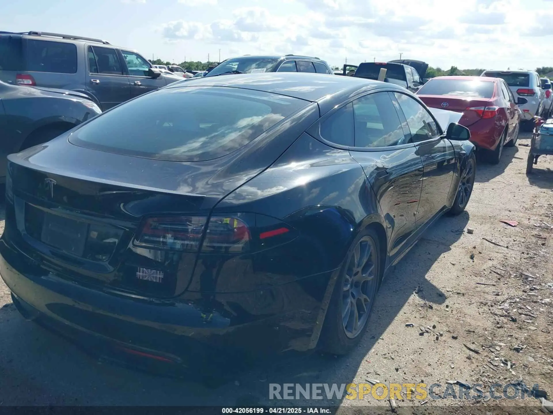 4 Photograph of a damaged car 5YJSA1E63NF478351 TESLA MODEL S 2022
