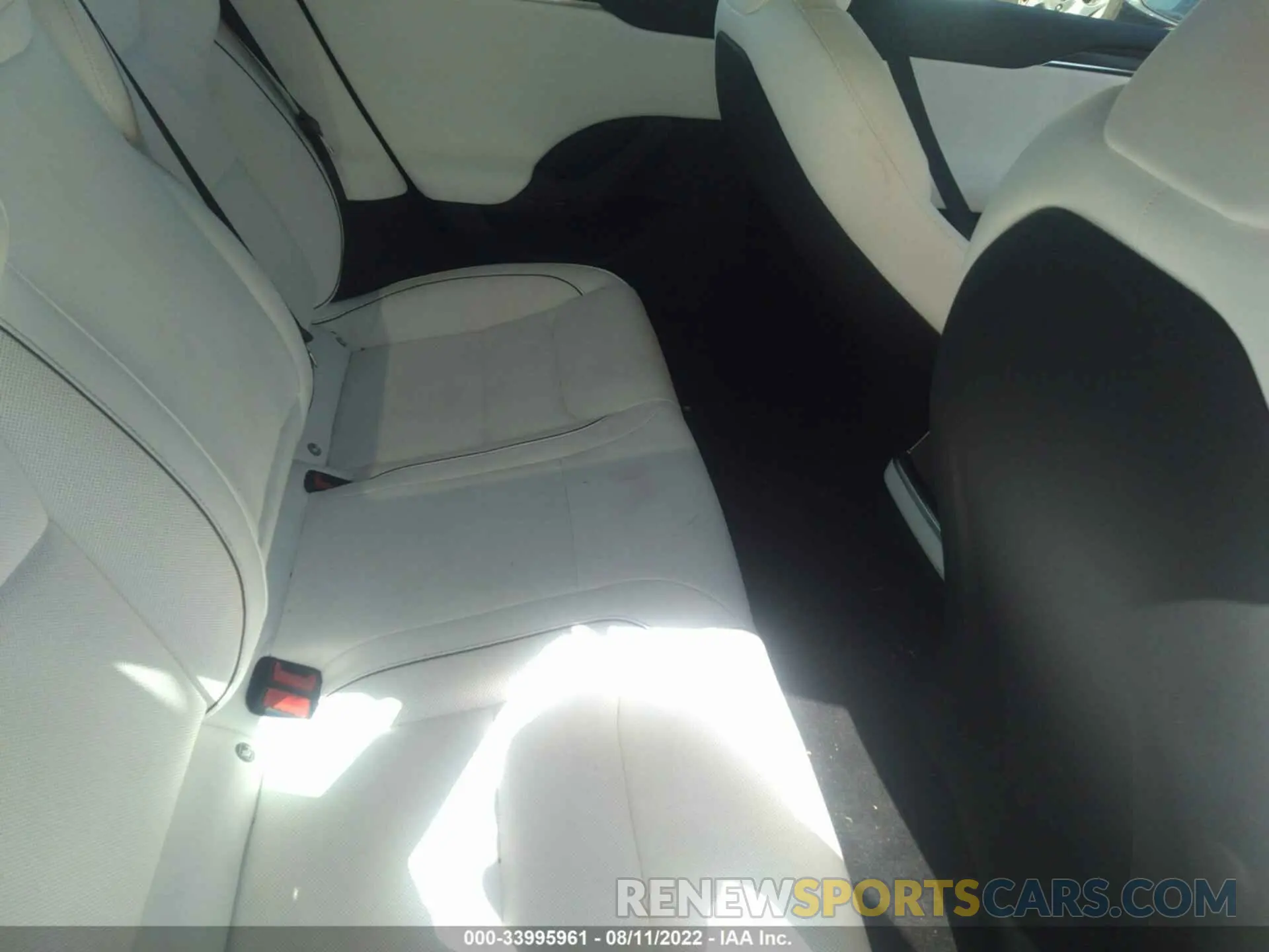 8 Photograph of a damaged car 5YJSA1E64NF477130 TESLA MODEL S 2022