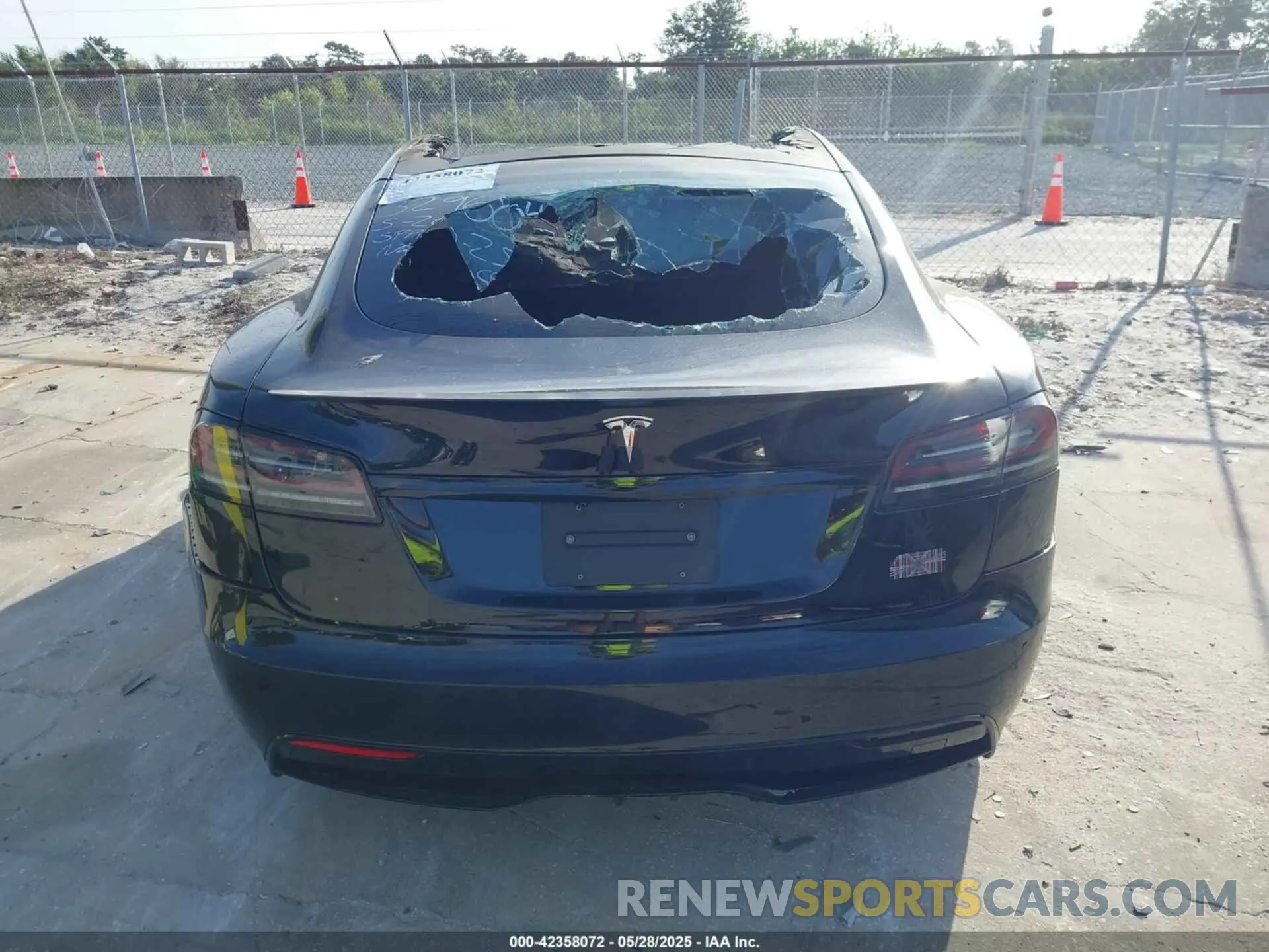 15 Photograph of a damaged car 5YJSA1E64NF477659 TESLA MODEL S 2022
