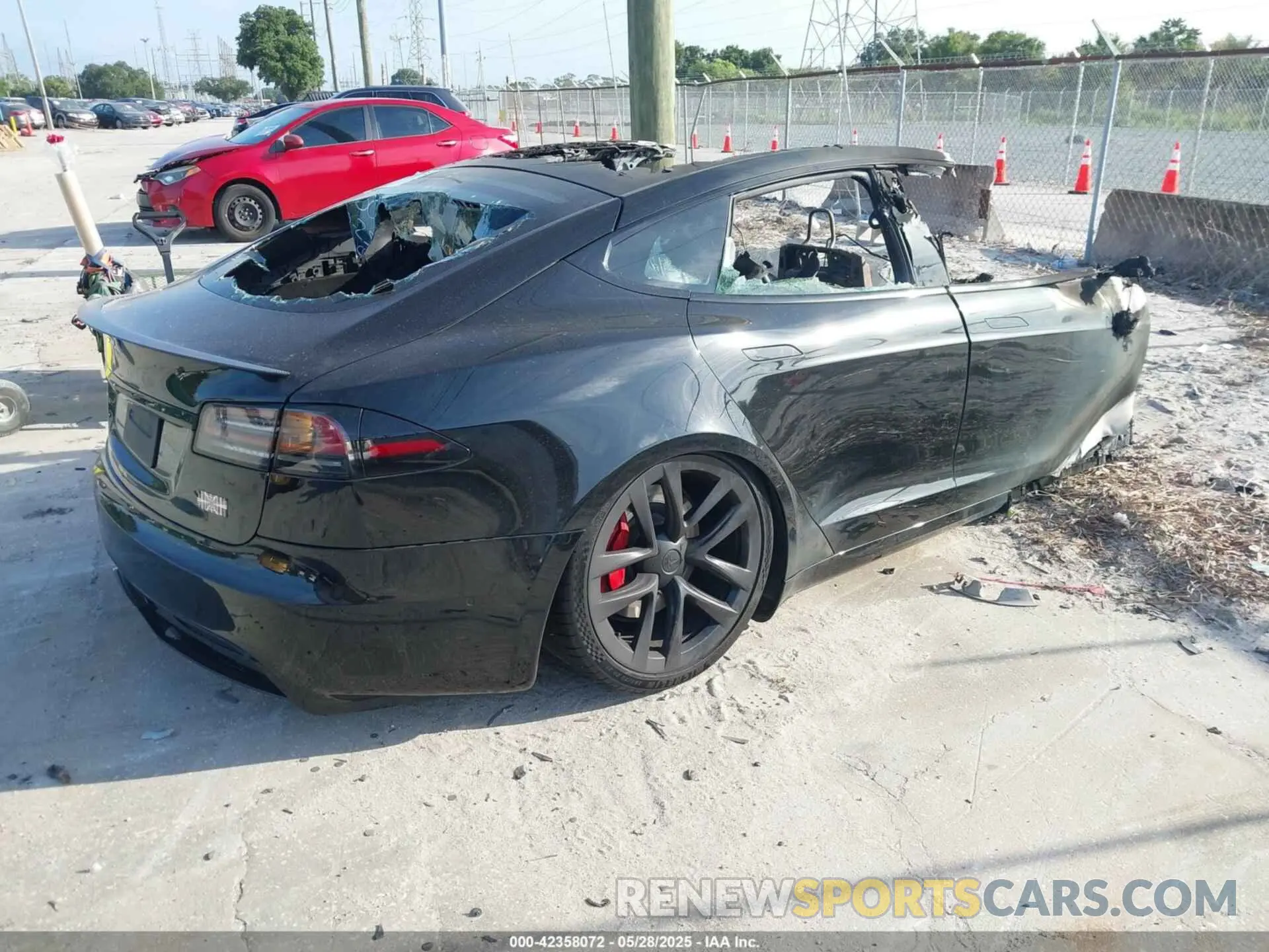 4 Photograph of a damaged car 5YJSA1E64NF477659 TESLA MODEL S 2022