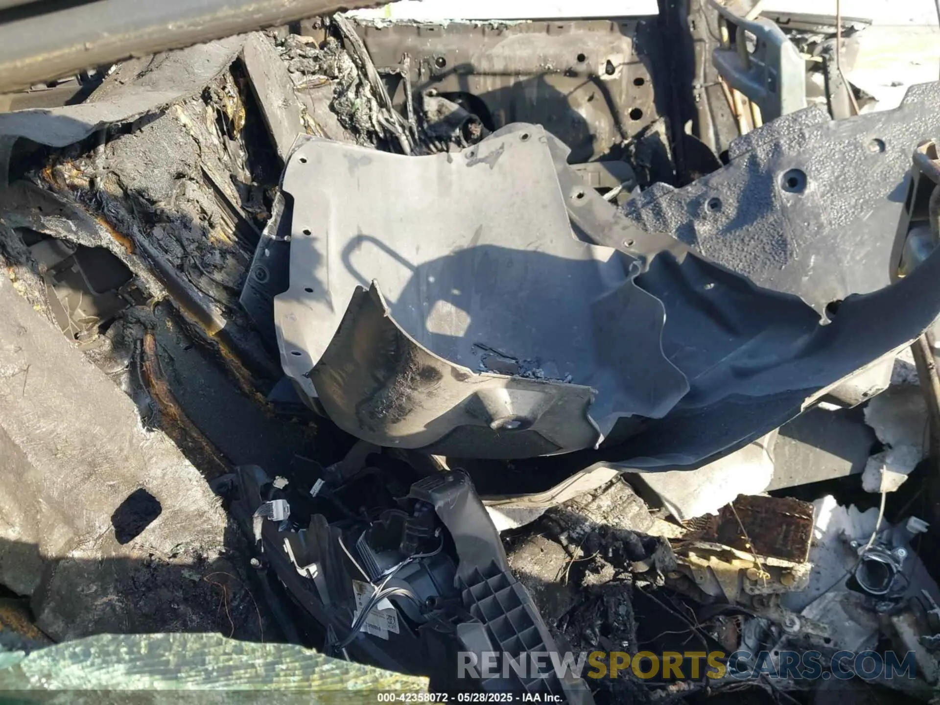 8 Photograph of a damaged car 5YJSA1E64NF477659 TESLA MODEL S 2022