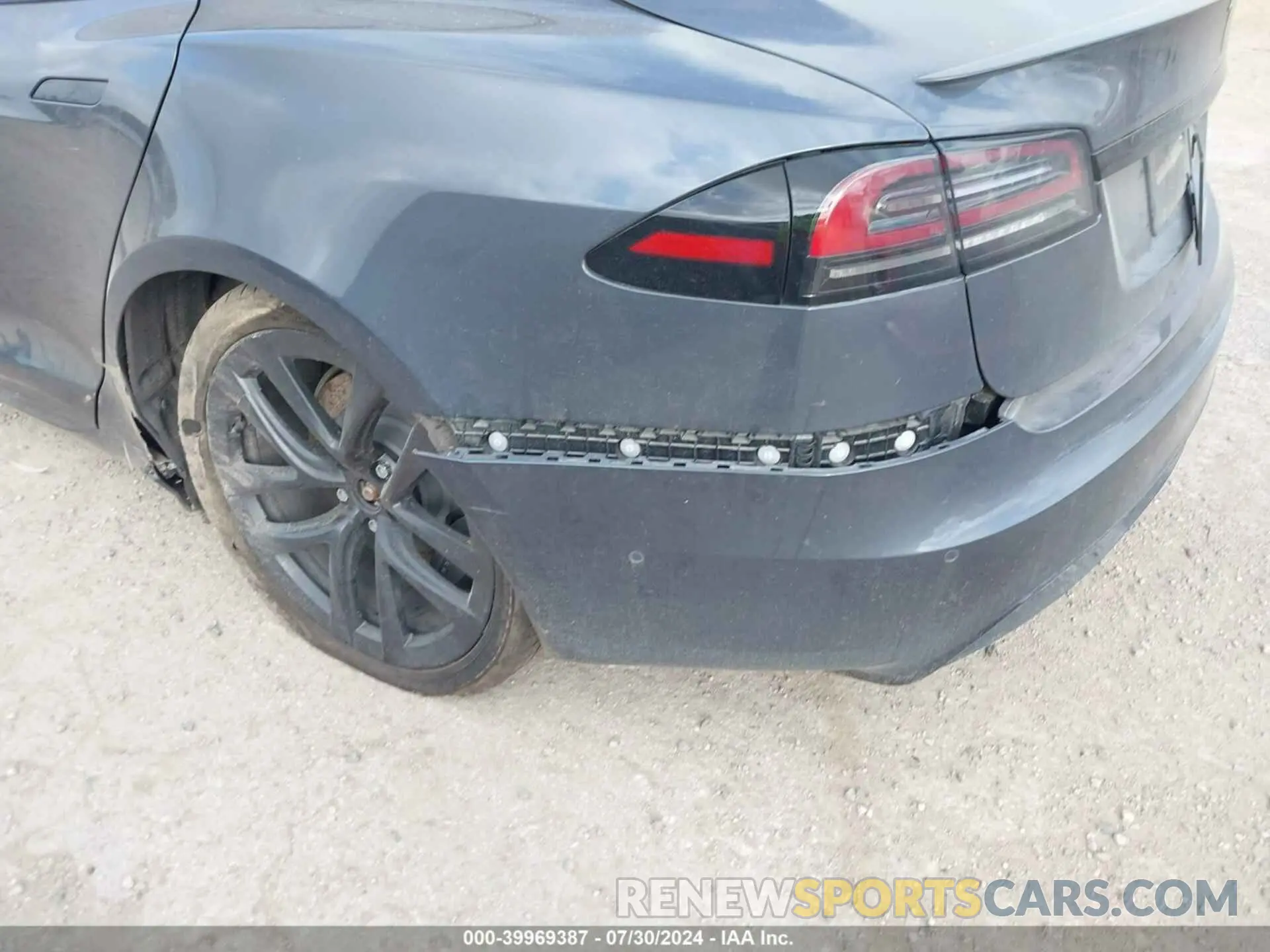 19 Photograph of a damaged car 5YJSA1E64NF480383 TESLA MODEL S 2022