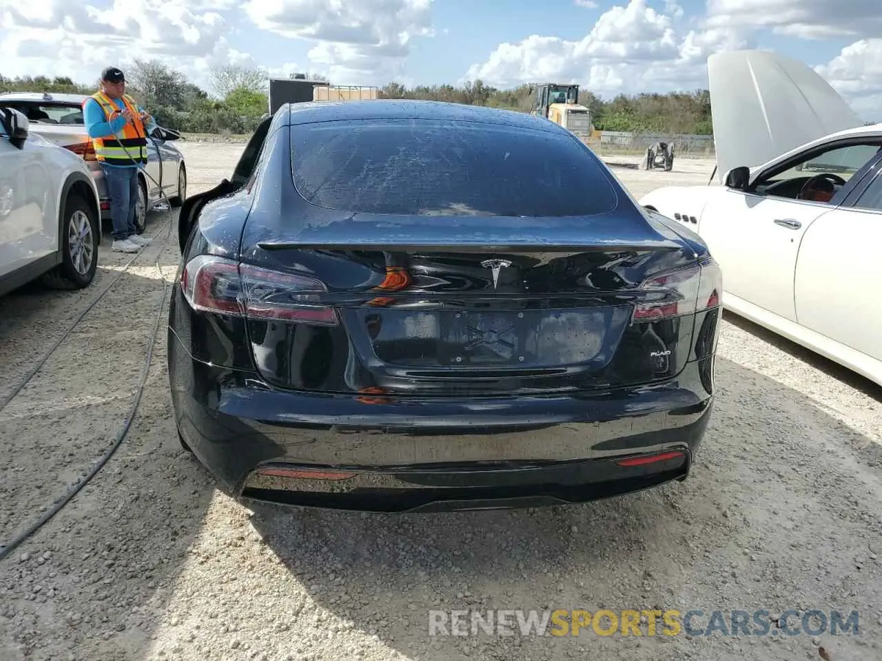 6 Photograph of a damaged car 5YJSA1E65NF458683 TESLA MODEL S 2022