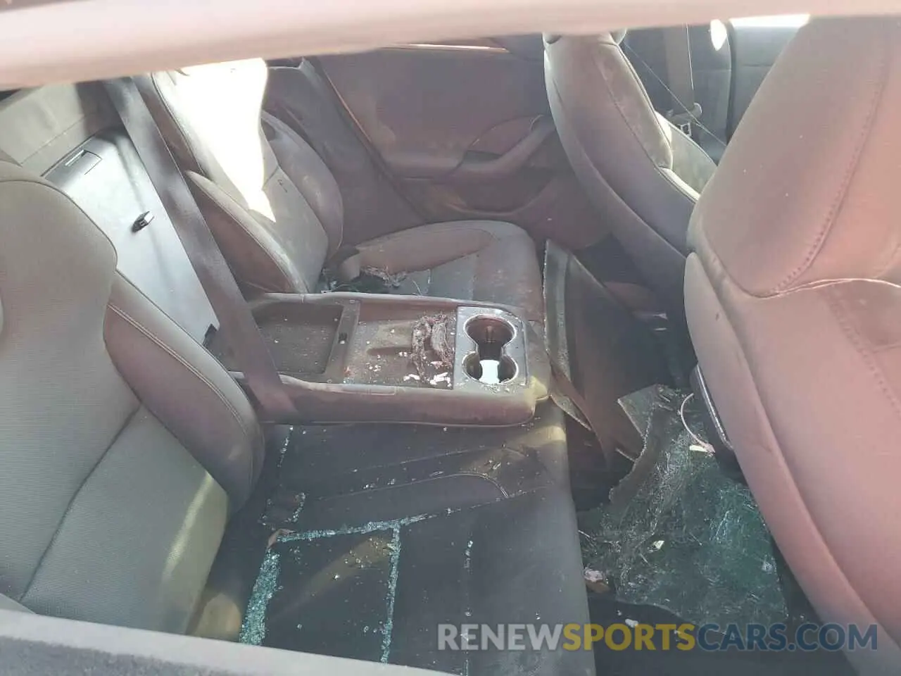 10 Photograph of a damaged car 5YJSA1E68NF462291 TESLA MODEL S 2022