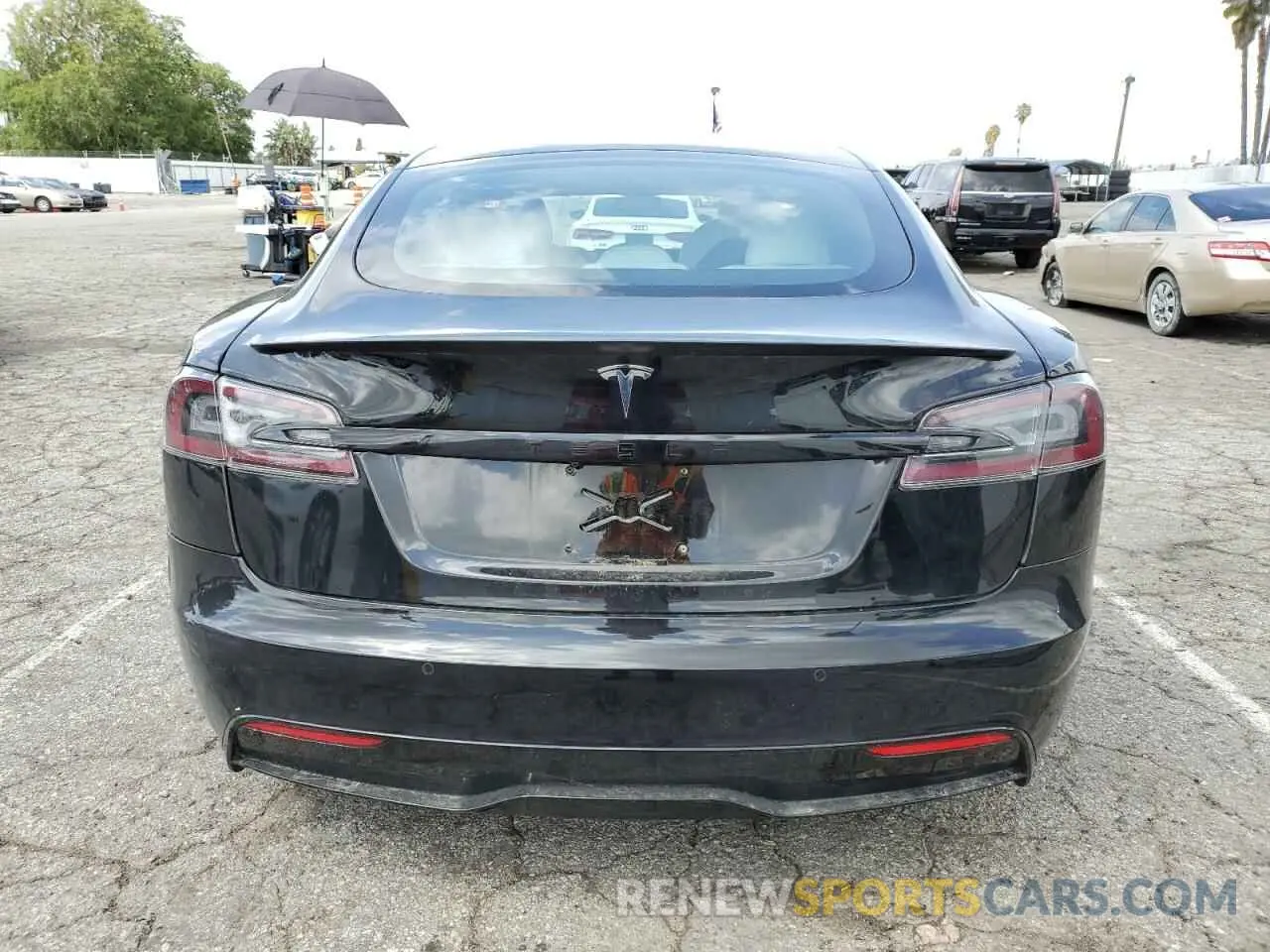 6 Photograph of a damaged car 5YJSA1E69NF460808 TESLA MODEL S 2022