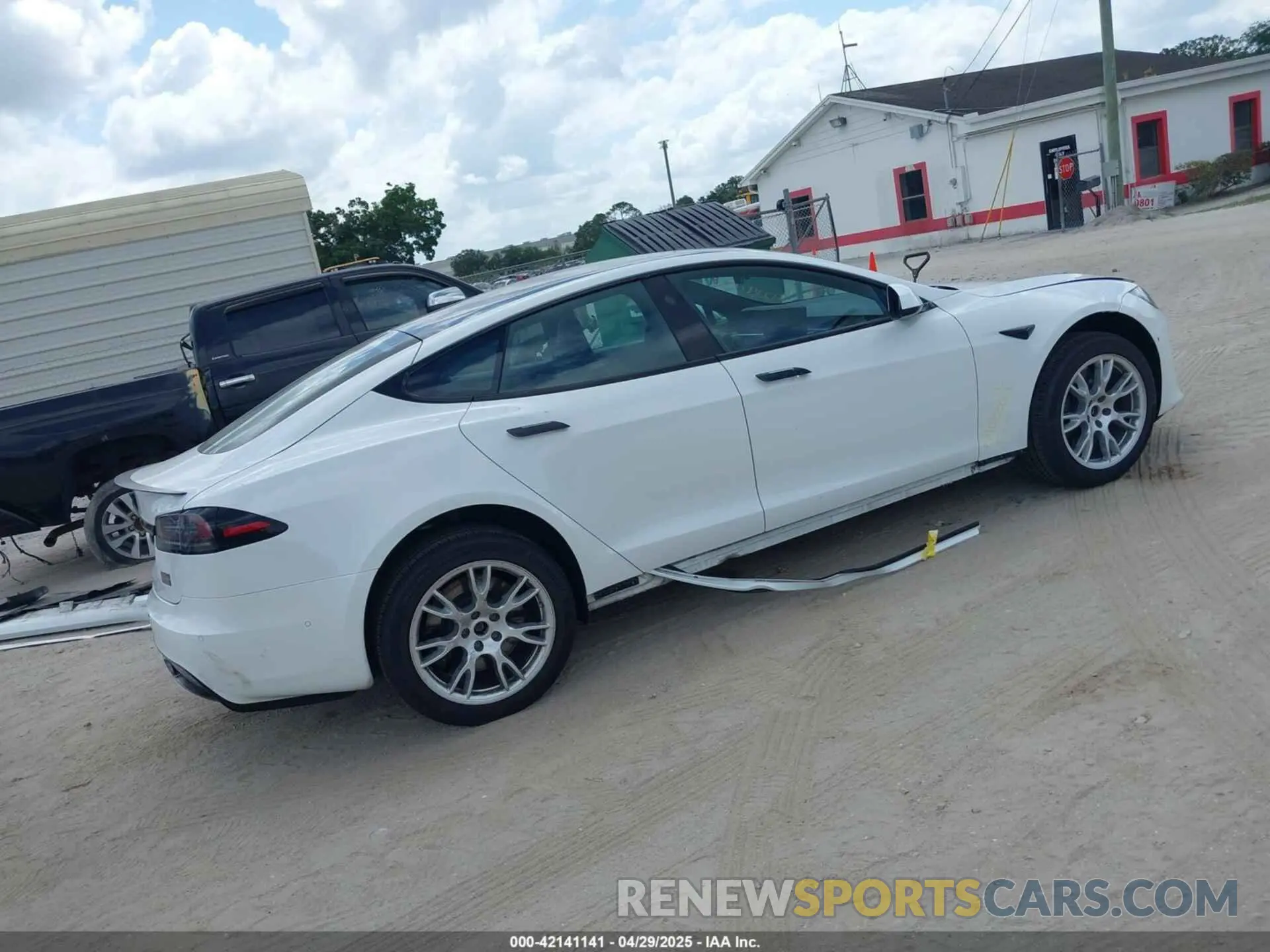 4 Photograph of a damaged car 5YJSA1E6XNF473888 TESLA MODEL S 2022