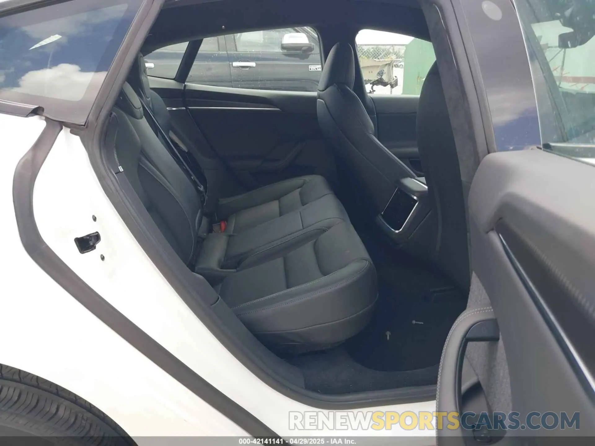 8 Photograph of a damaged car 5YJSA1E6XNF473888 TESLA MODEL S 2022
