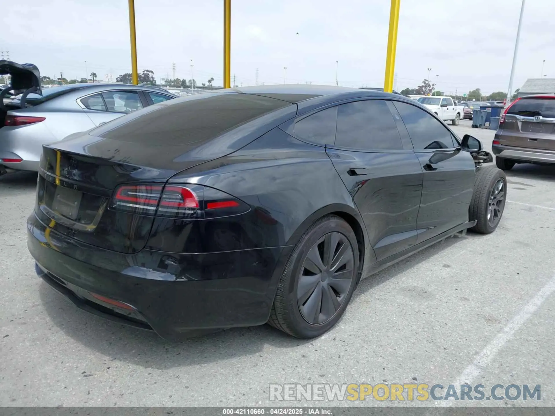 4 Photograph of a damaged car 5YJSA1E52PF528795 TESLA MODEL S 2023