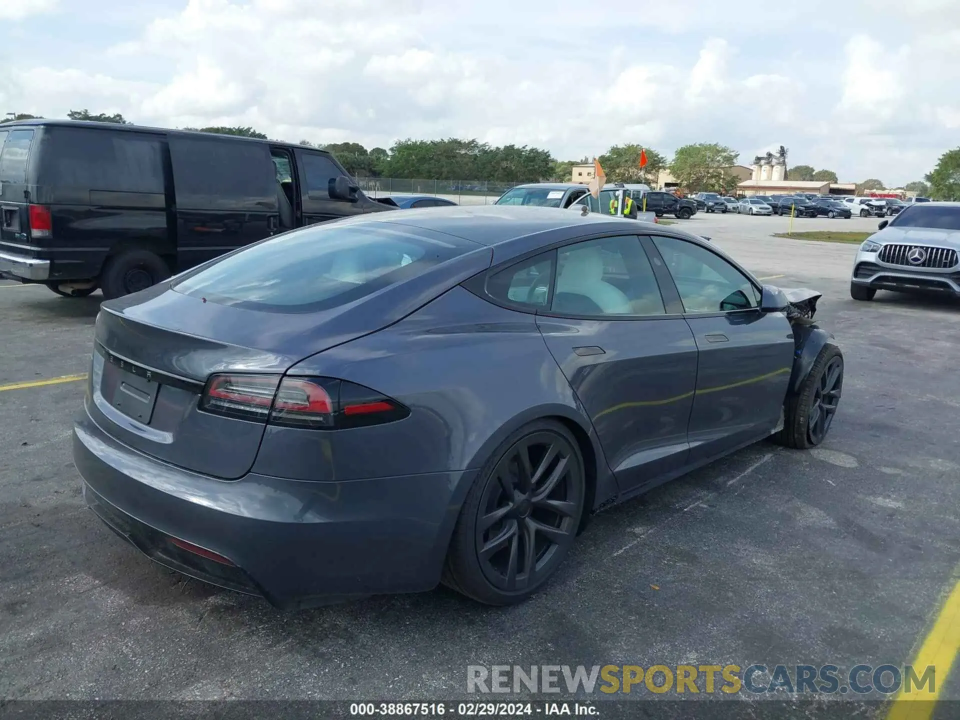4 Photograph of a damaged car 5YJSA1E54PF521783 TESLA MODEL S 2023