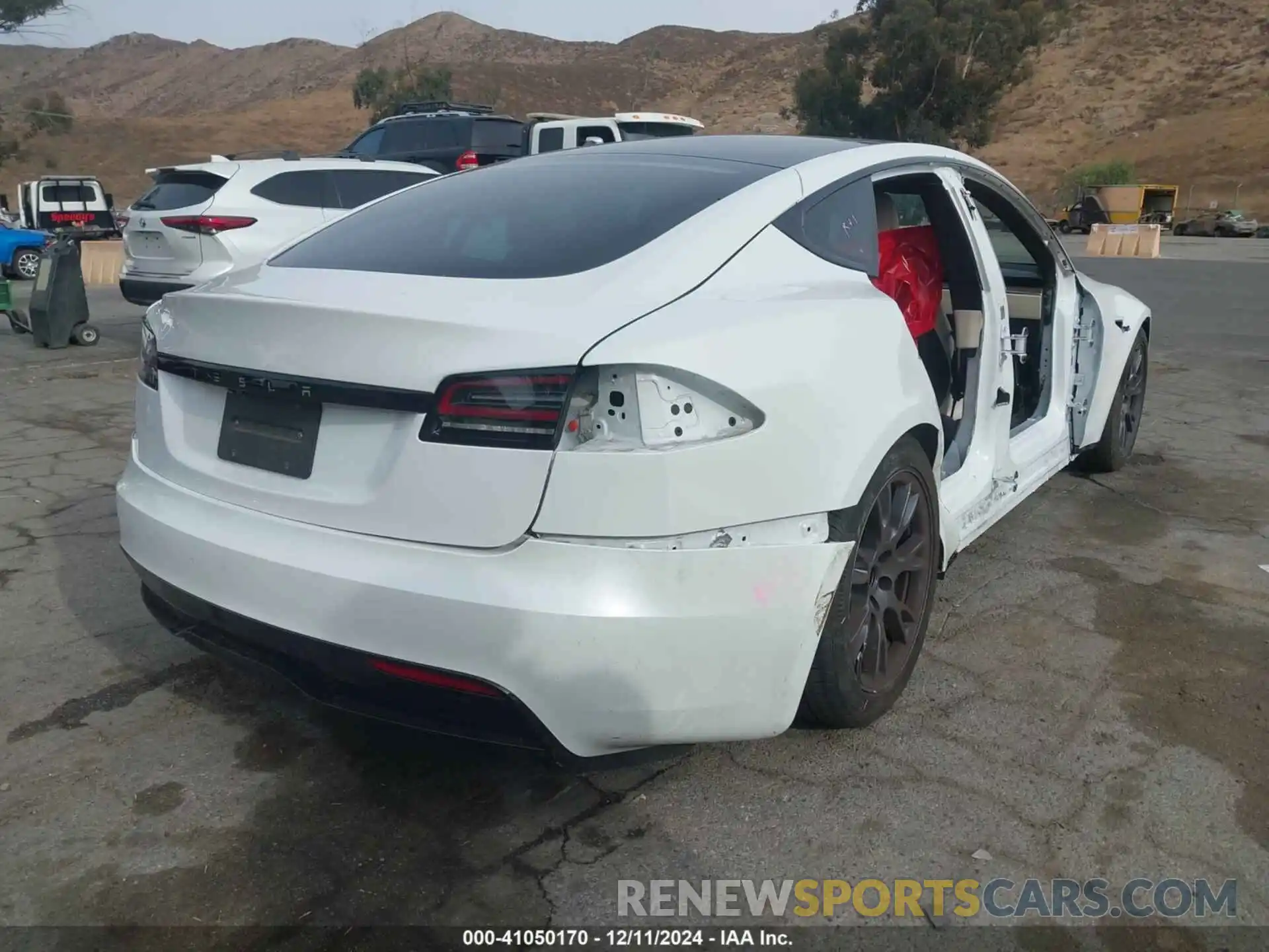 4 Photograph of a damaged car 5YJSA1E58PF511631 TESLA MODEL S 2023