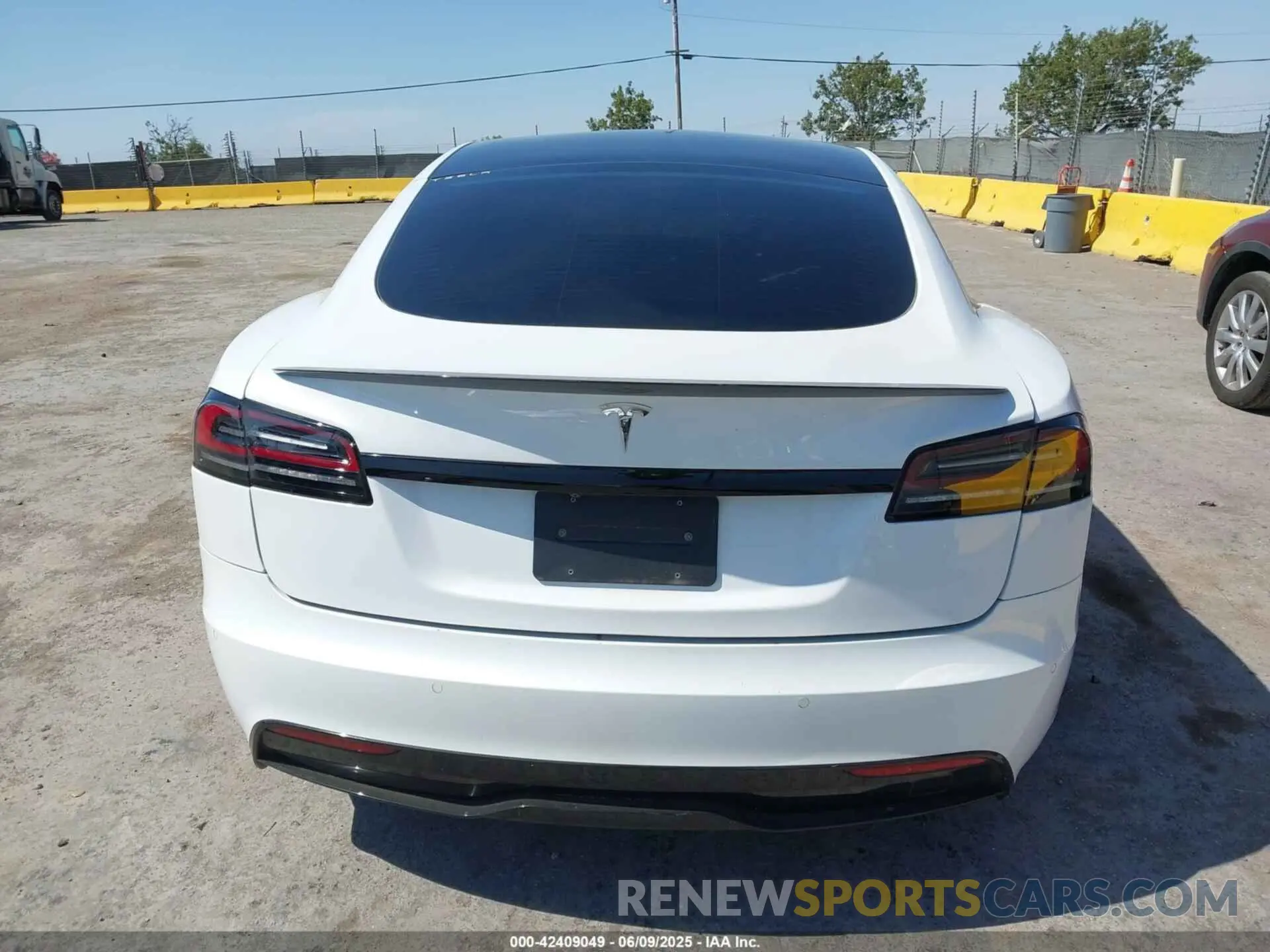 16 Photograph of a damaged car 5YJSA1E59PF500816 TESLA MODEL S 2023