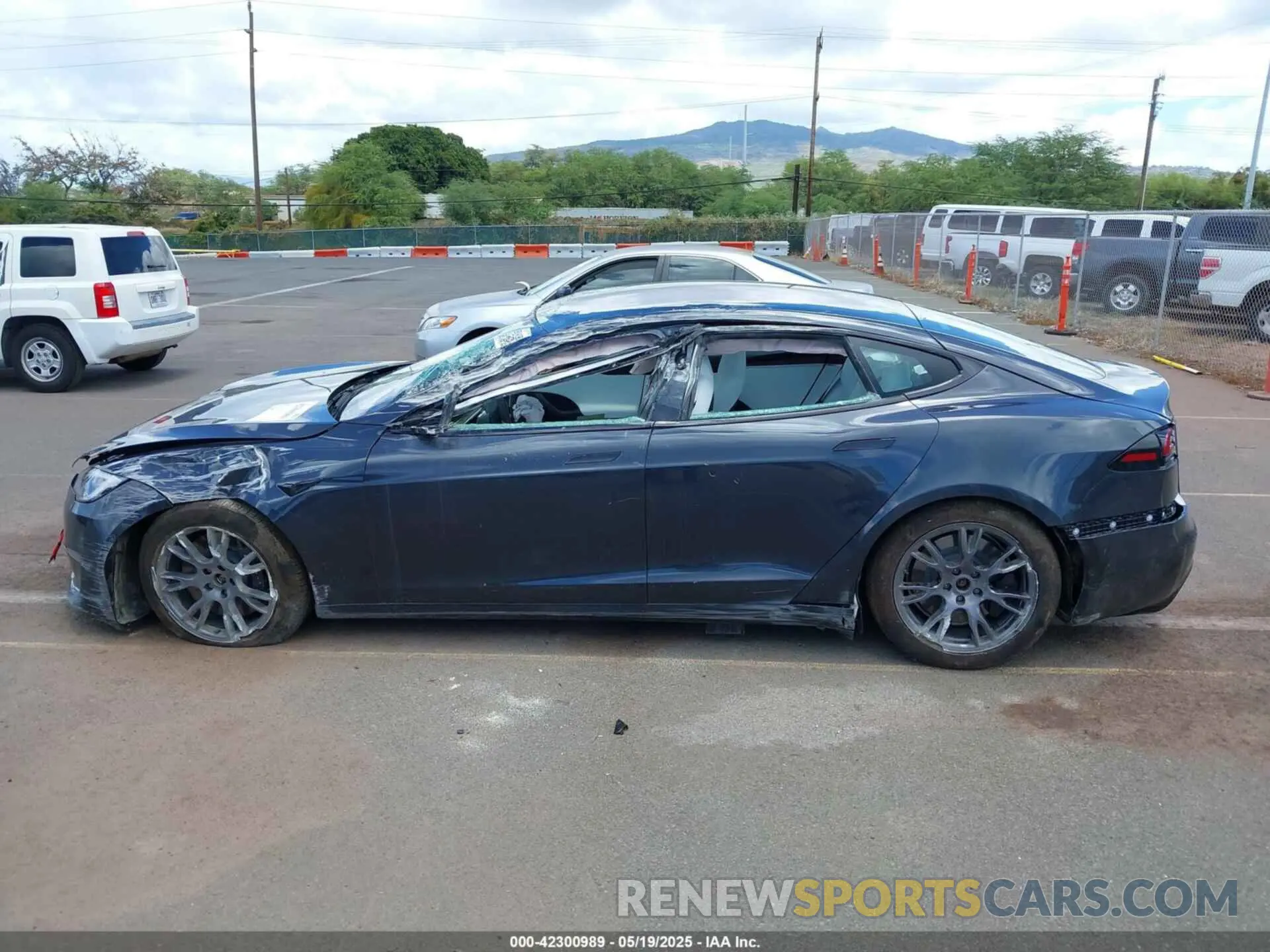 14 Photograph of a damaged car 5YJSA1E51SF548612 TESLA MODEL S 2025