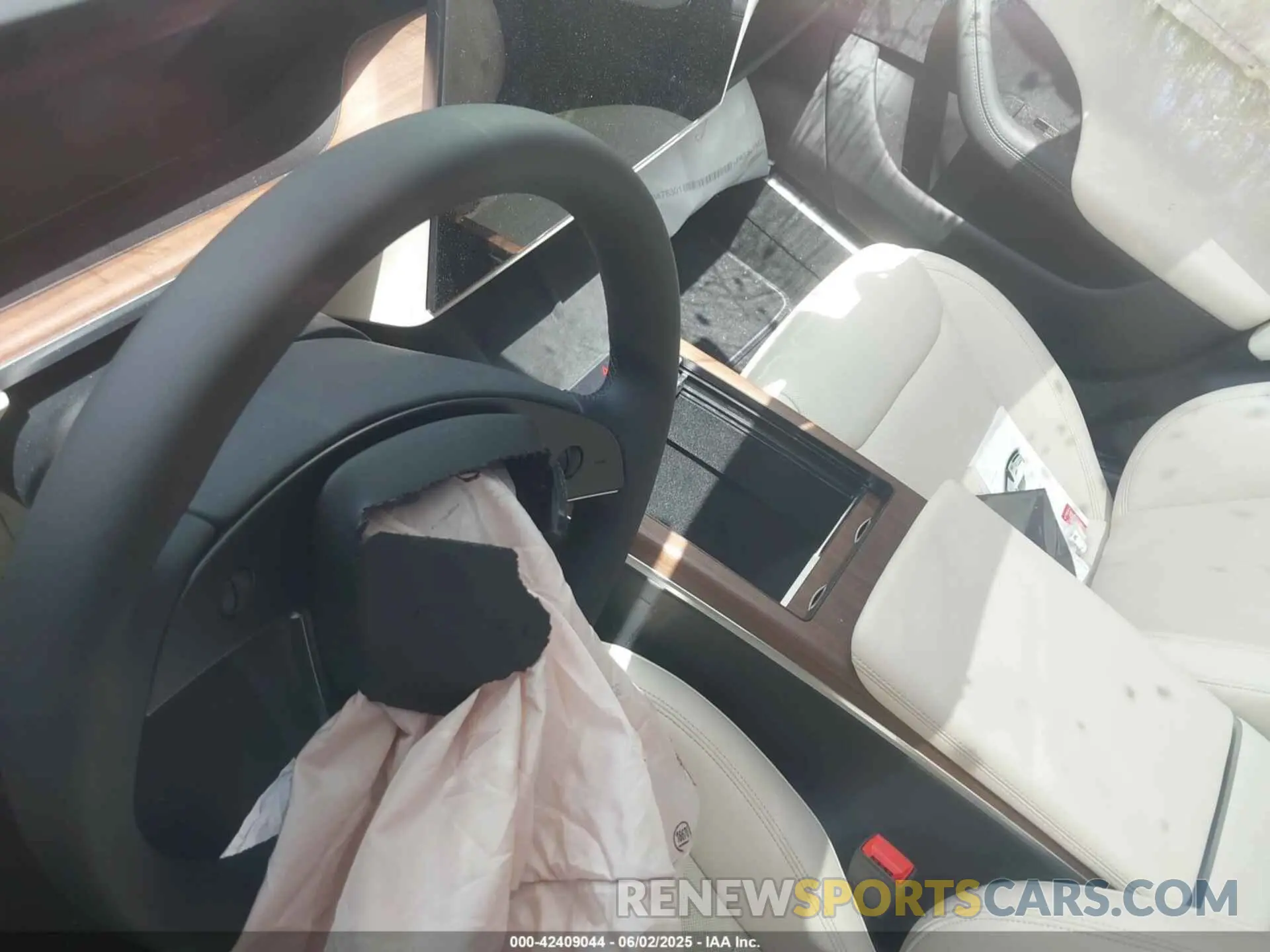 16 Photograph of a damaged car 5YJSA1E59SF549183 TESLA MODEL S 2025