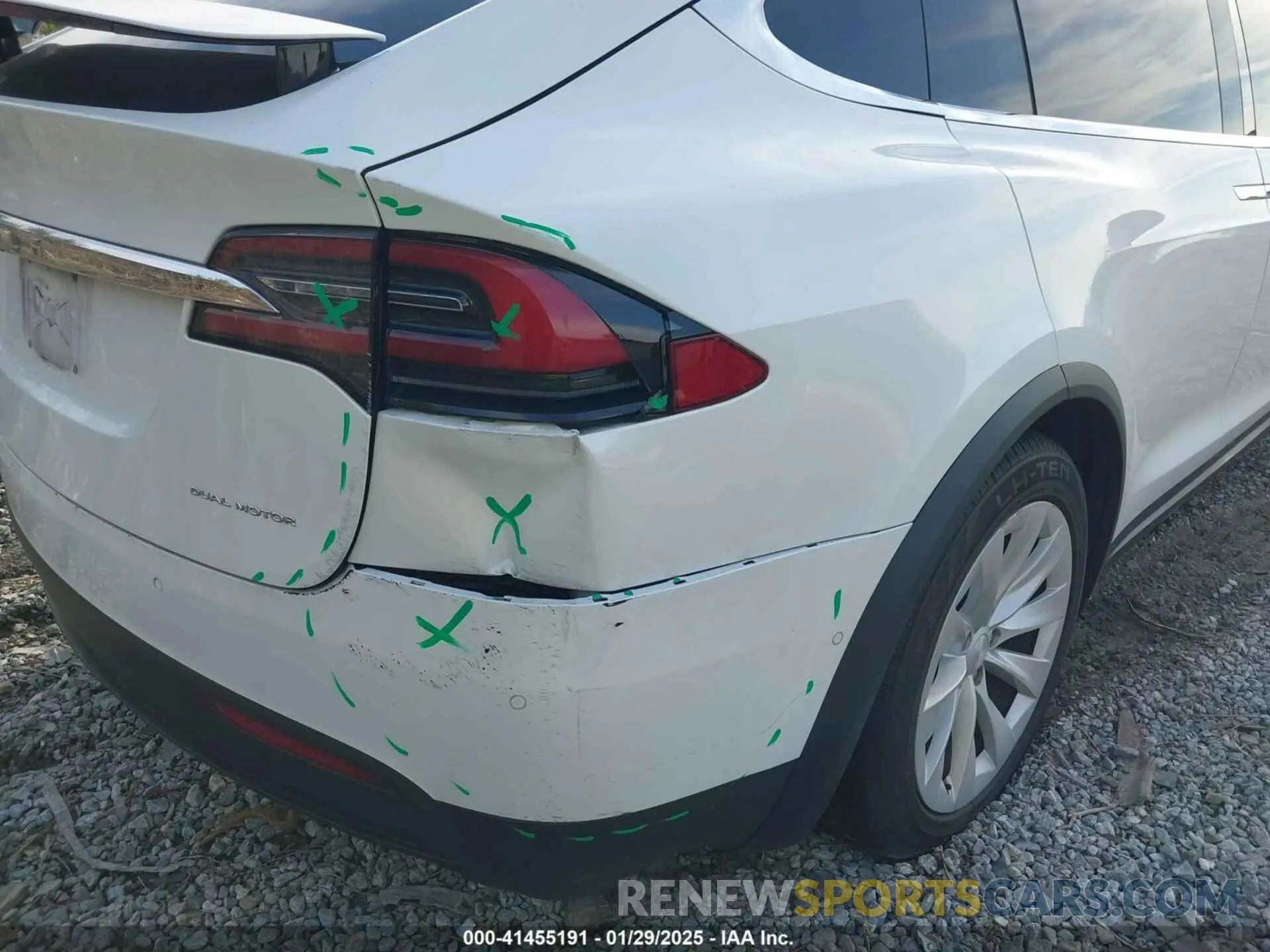 19 Photograph of a damaged car 5YJXCAE23KF197563 TESLA MODEL X 2019