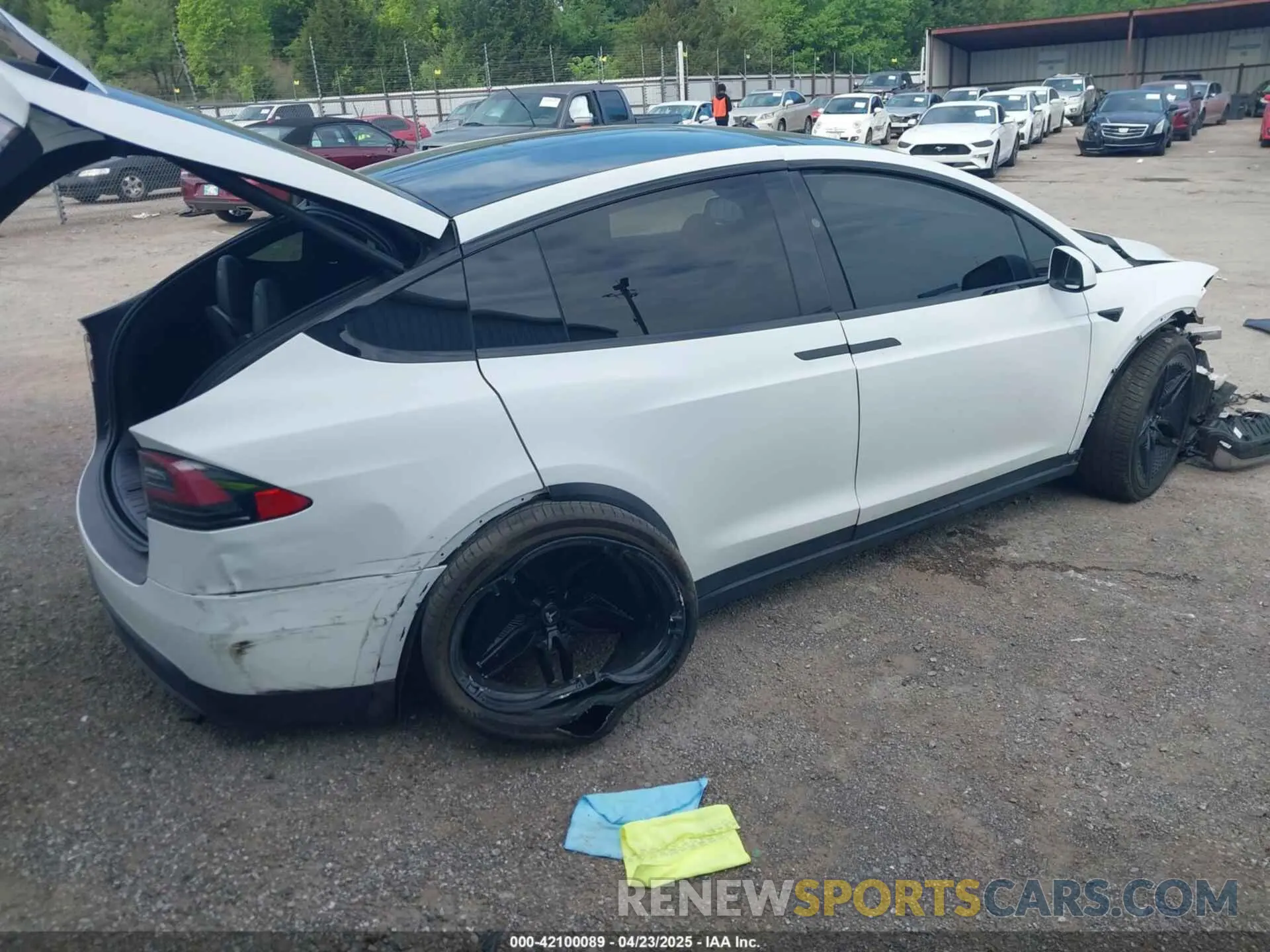 4 Photograph of a damaged car 5YJXCBE51MF326418 TESLA MODEL X 2021