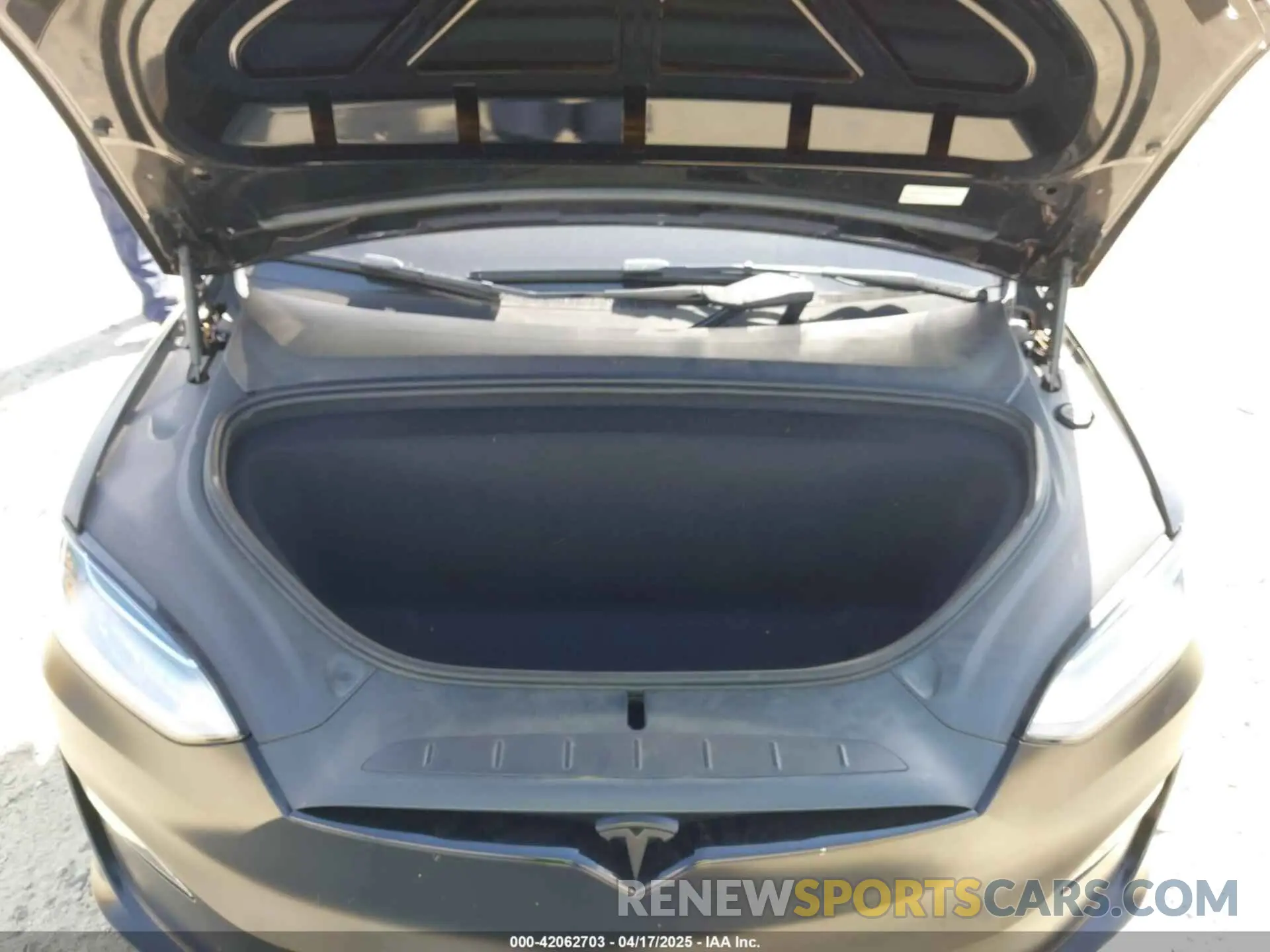 10 Photograph of a damaged car 7SAXCBE52NF331373 TESLA MODEL X 2022