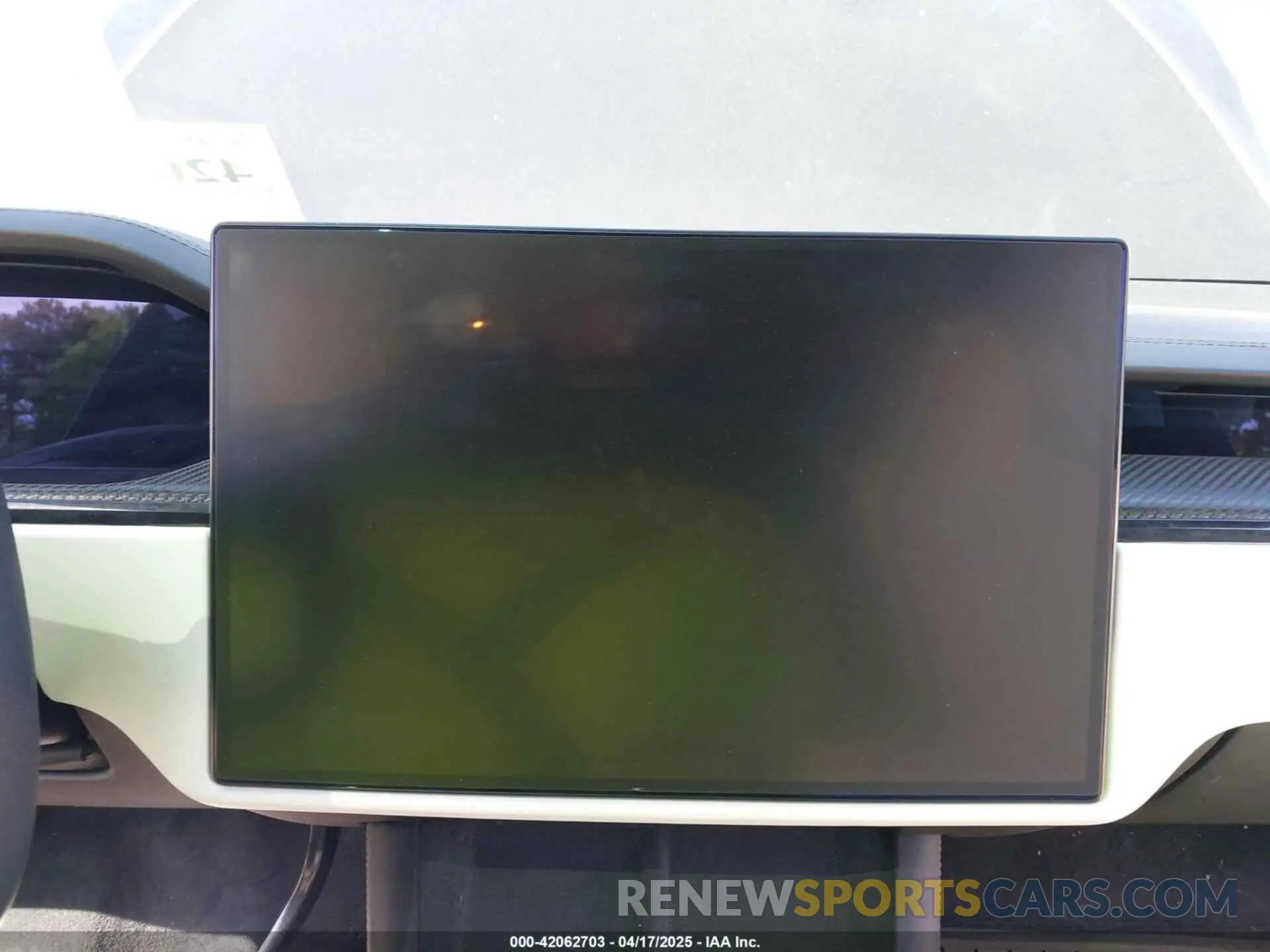 19 Photograph of a damaged car 7SAXCBE52NF331373 TESLA MODEL X 2022