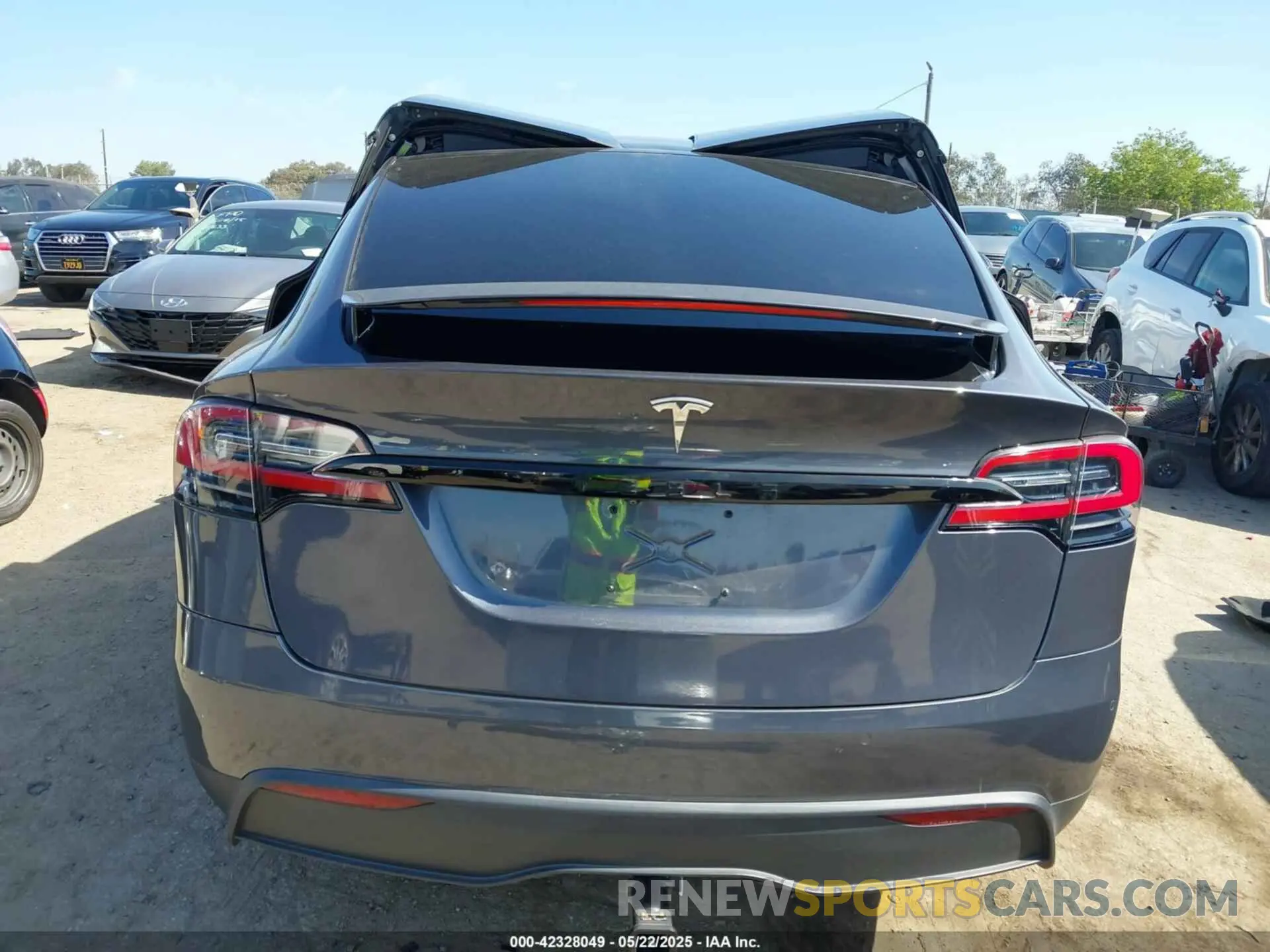 17 Photograph of a damaged car 7SAXCBE55NF331674 TESLA MODEL X 2022