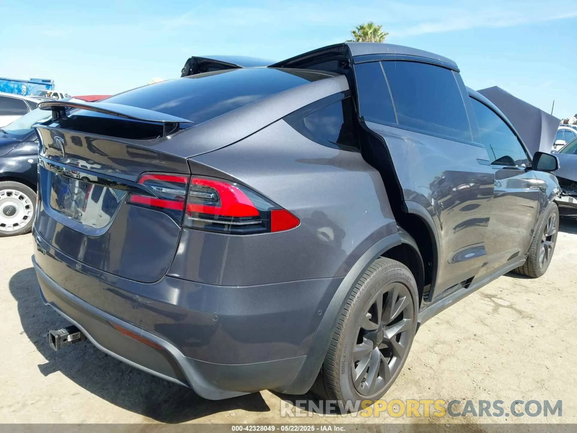 4 Photograph of a damaged car 7SAXCBE55NF331674 TESLA MODEL X 2022