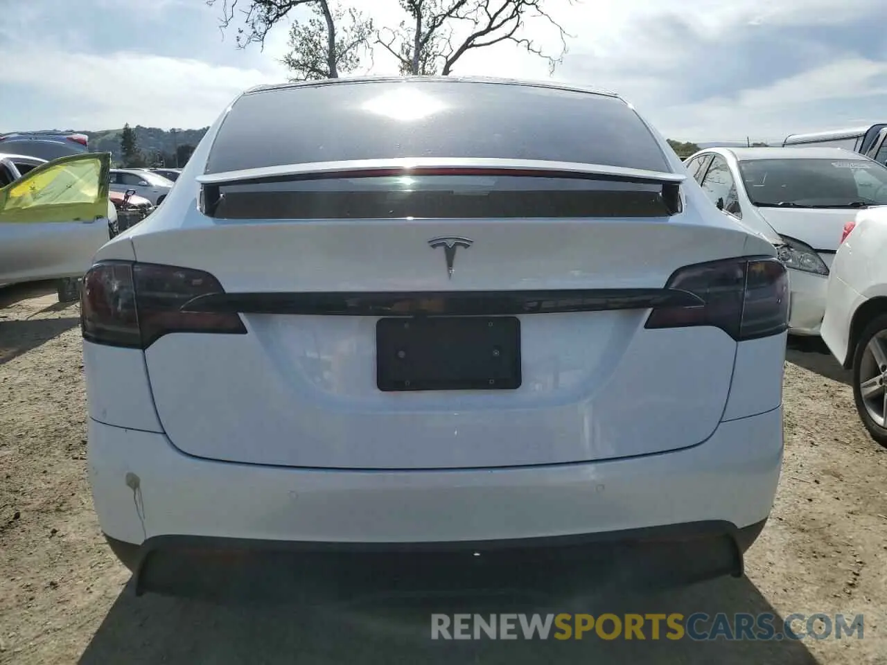6 Photograph of a damaged car 7SAXCBE5XNF358319 TESLA MODEL X 2022