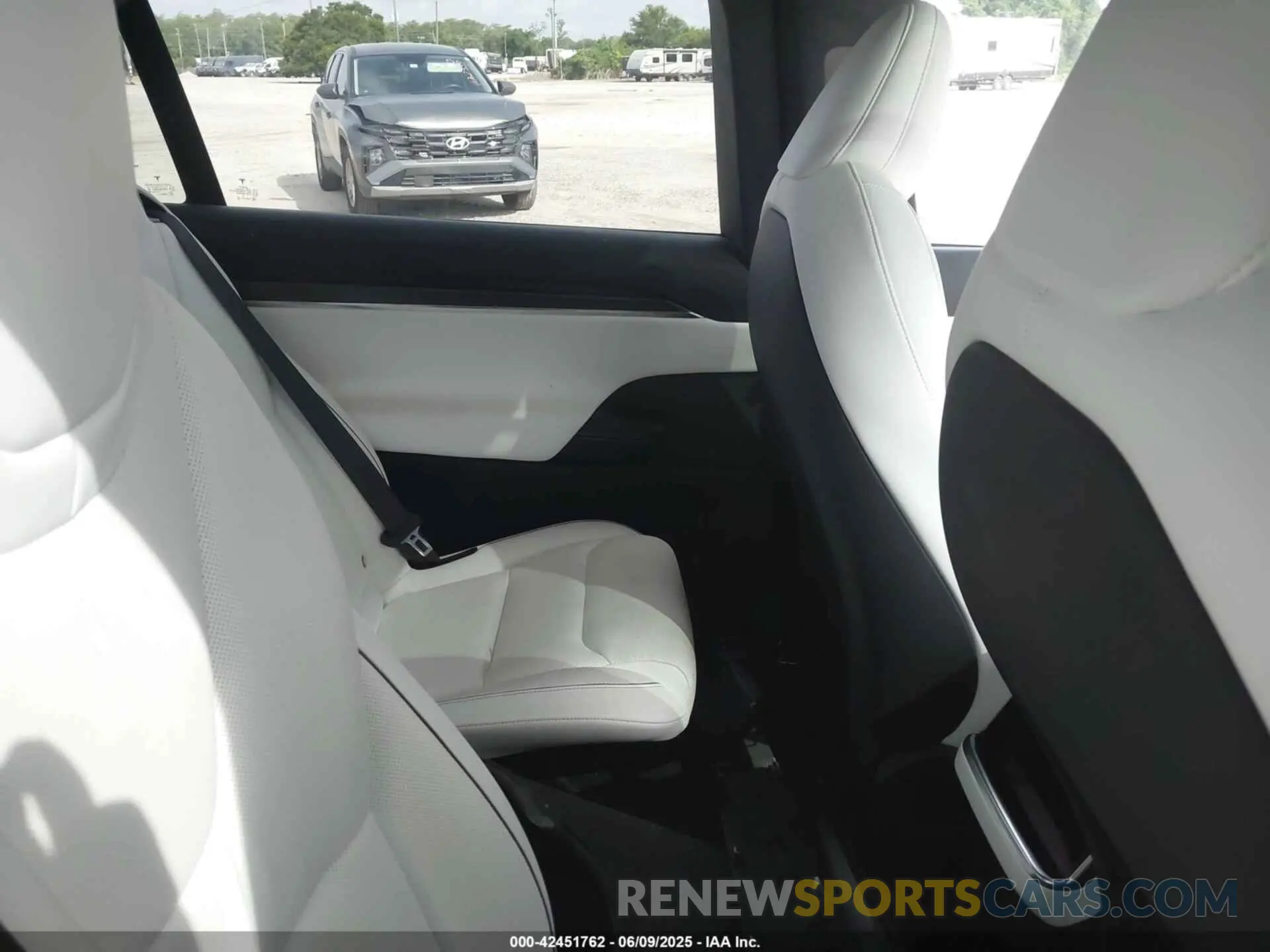 8 Photograph of a damaged car 7SAXCBE61NF362753 TESLA MODEL X 2022