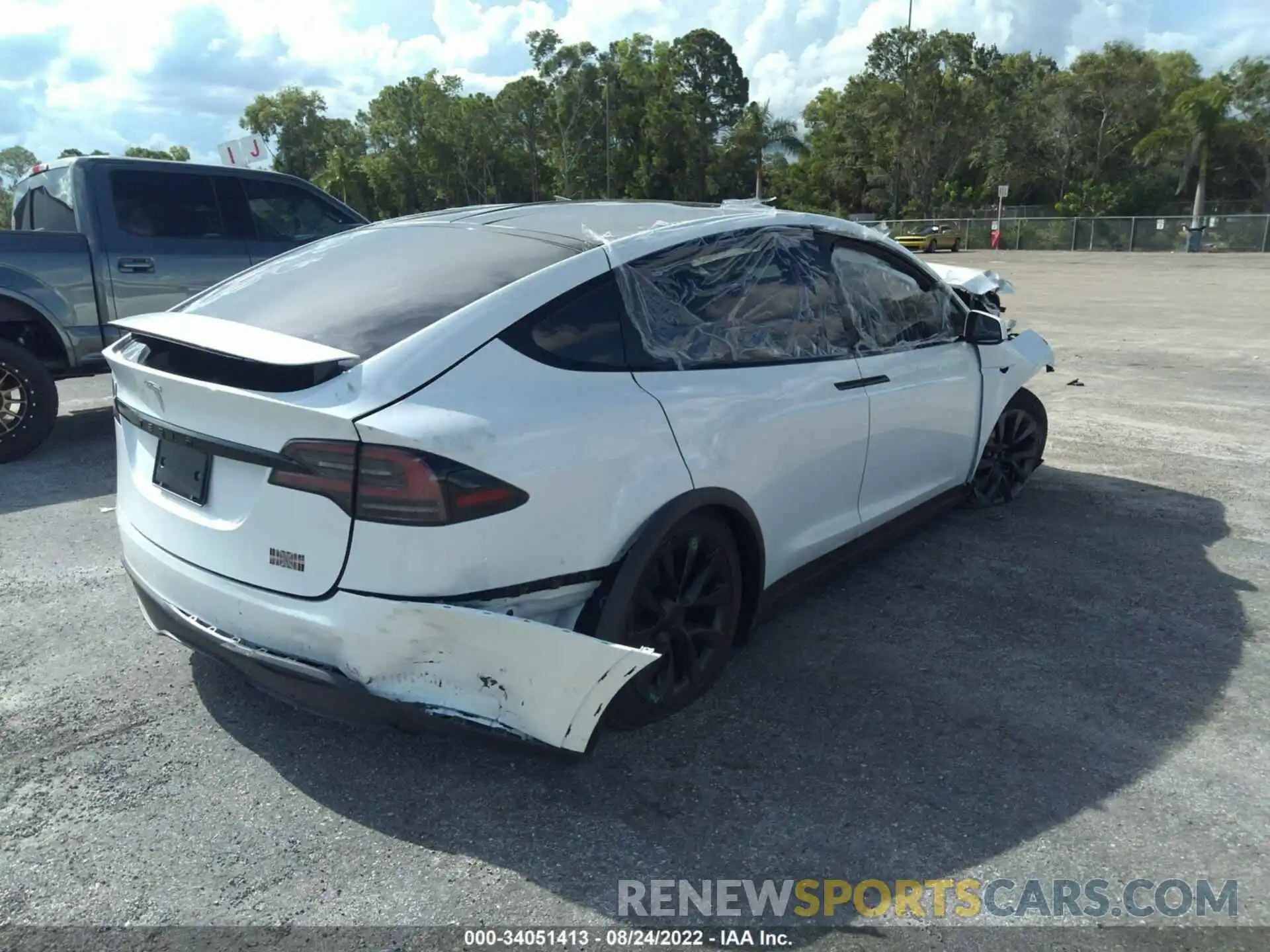 4 Photograph of a damaged car 7SAXCBE62NF342091 TESLA MODEL X 2022