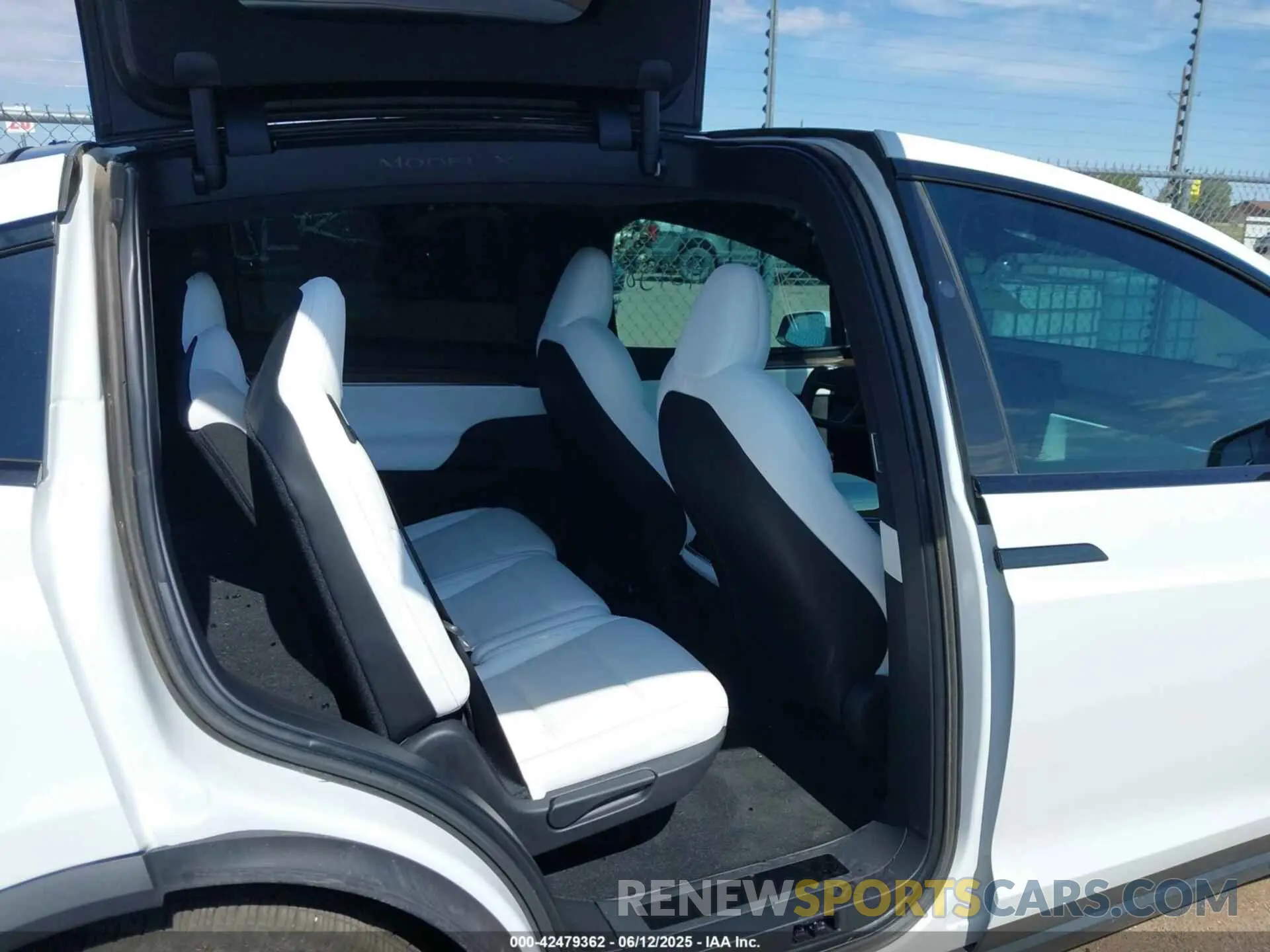 8 Photograph of a damaged car 7SAXCDE57NF340758 TESLA MODEL X 2022