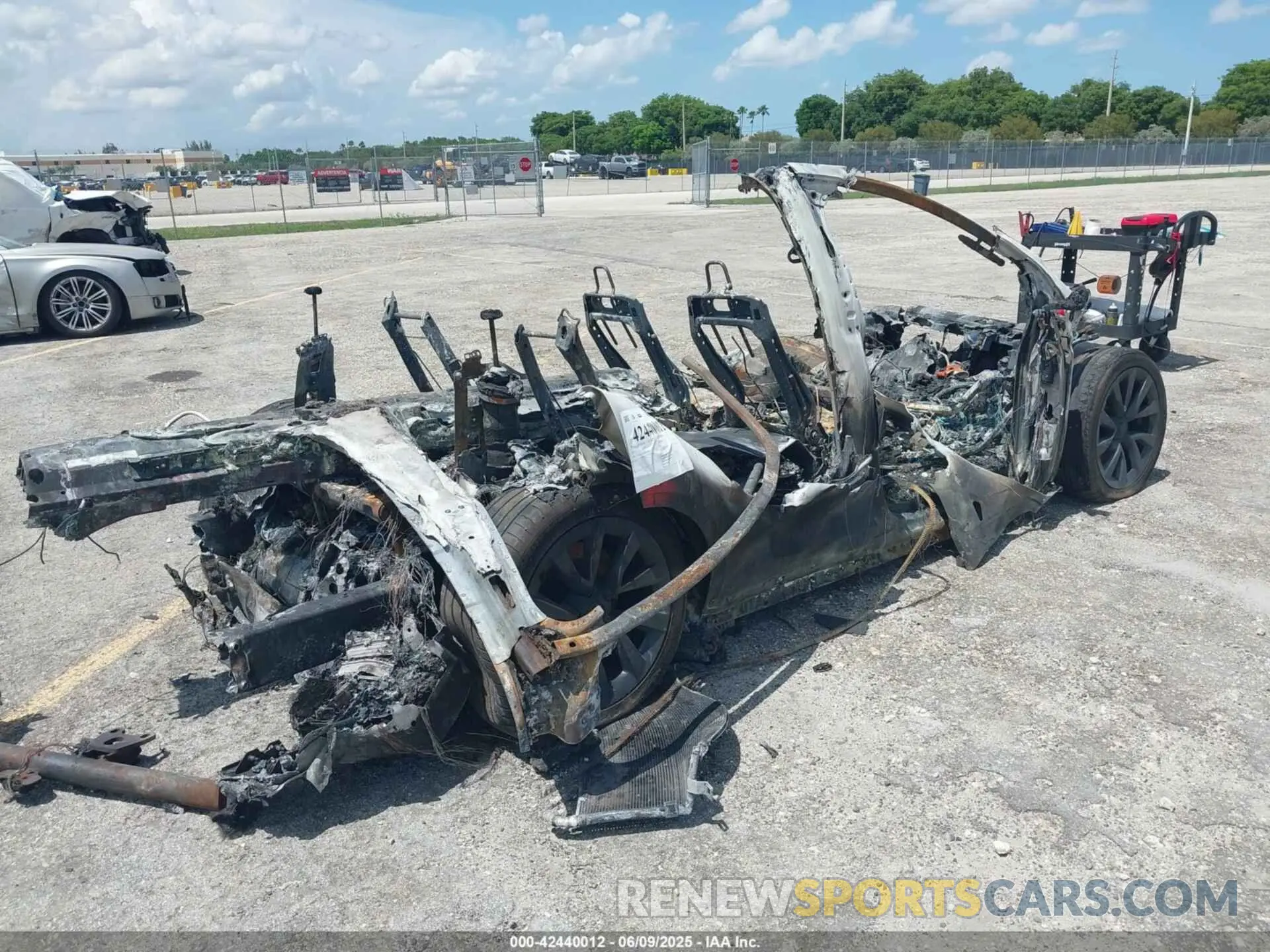 4 Photograph of a damaged car 7SAXCBE54PF368072 TESLA MODEL X 2023