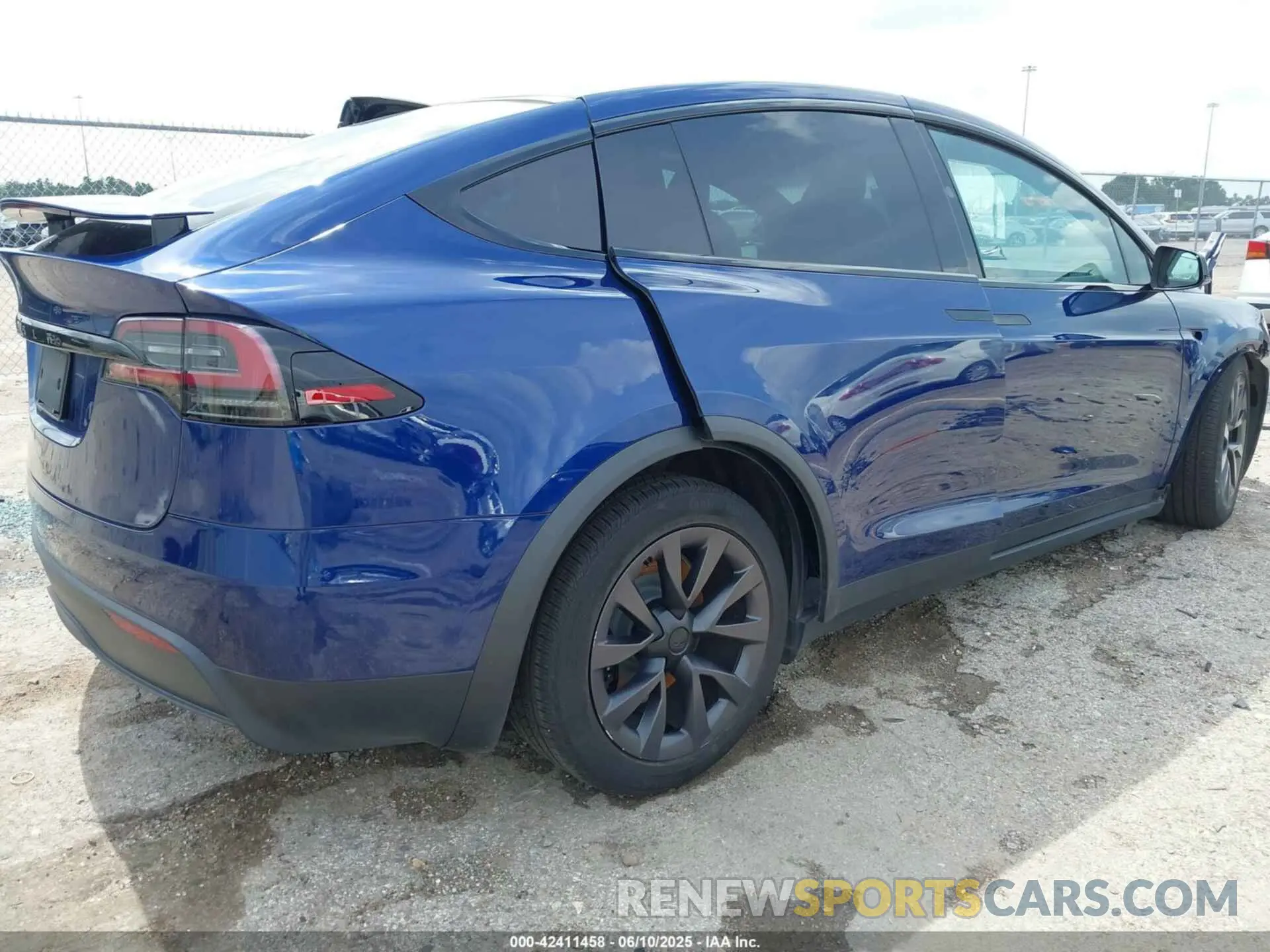 4 Photograph of a damaged car 7SAXCBE52RF456542 TESLA MODEL X 2024