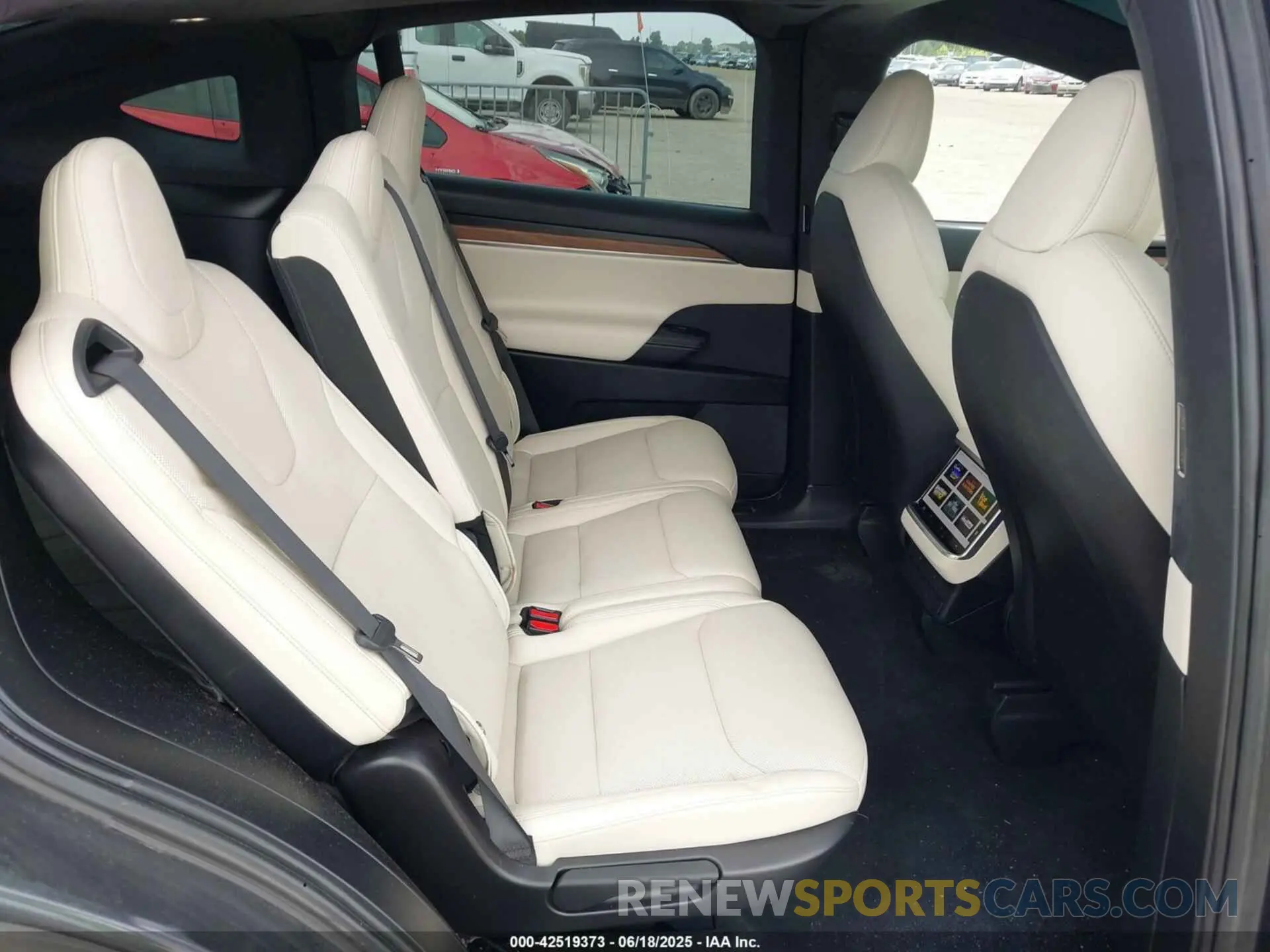 8 Photograph of a damaged car 7SAXCDE52RF446170 TESLA MODEL X 2024